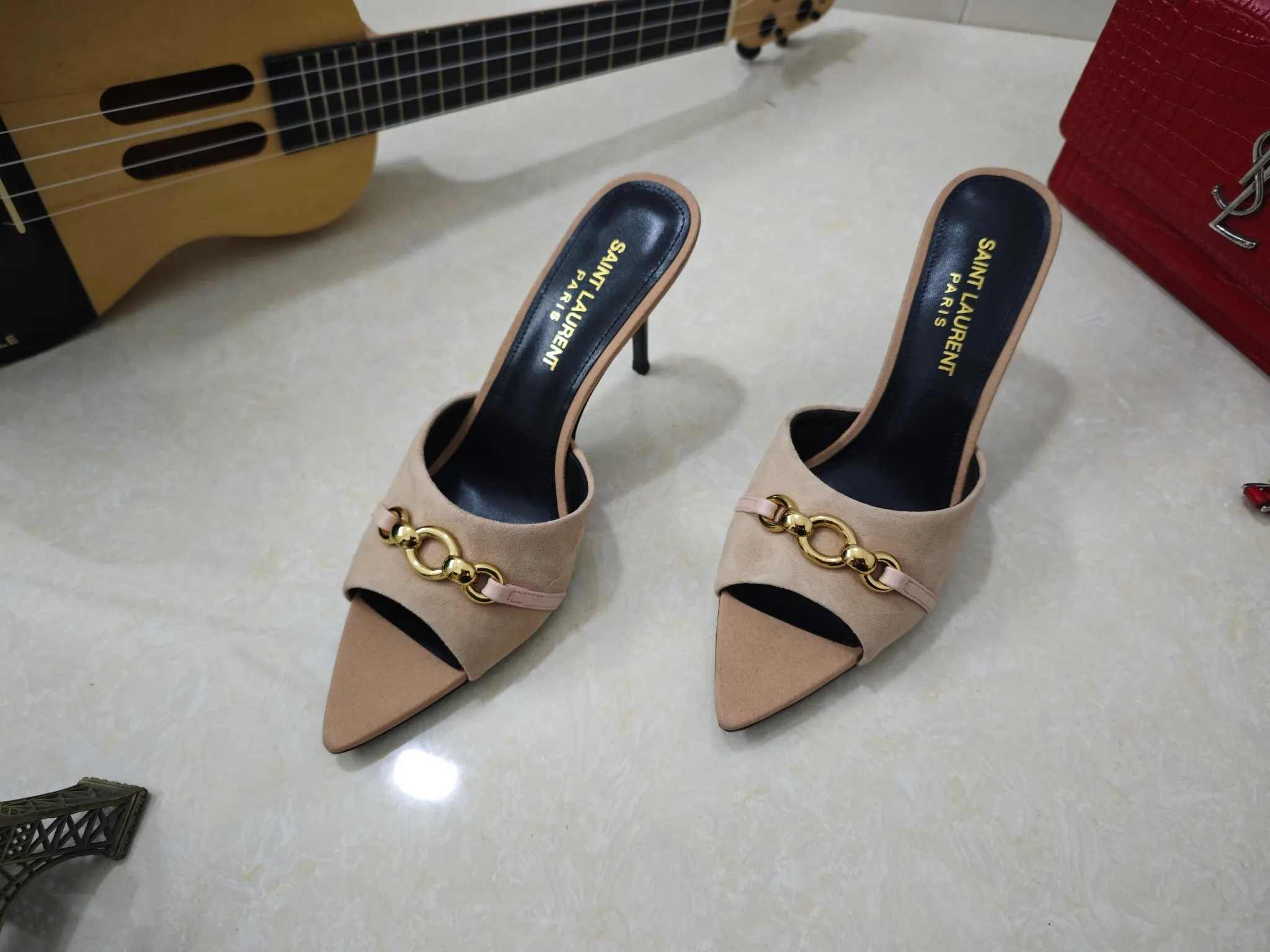 工厂价💰240【Saint Laurent】圣罗兰、细跟ysl字凉鞋💃2025早春专柜同步最新款、YSL、装饰👠 经典上乘美艳力作 专柜最火春夏系列 兼备气质 时尚 经典耐看的设计风格 😌上脚效果特别美〰️,材料采用🇮🇹意大利进口黑羊猄、内里、垫脚;绵羊皮、中跟凉鞋,码数35-41码(34.41.42要定做,不退换)大底;进口真皮大底、配专柜全套包装