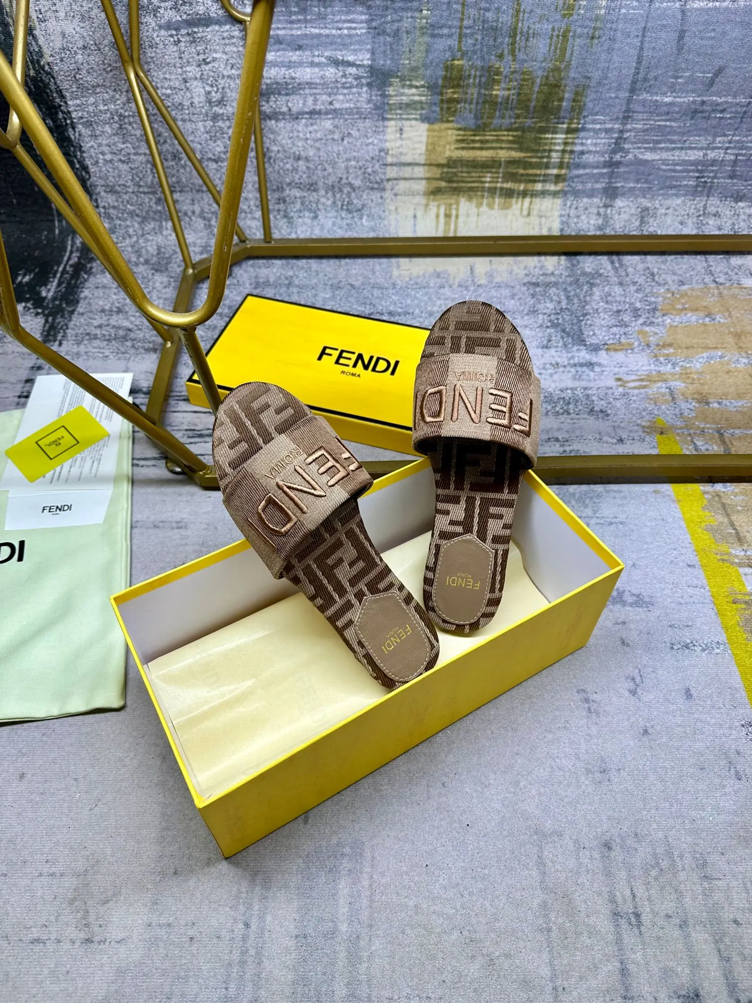FENDI最新爆款，宽饰带平底拖鞋，条纹帆布材料+同色皮边缘，FF提花帆布鞋垫，同色羊皮垫脚，35-42码，橡胶大底p160，真皮大底p190