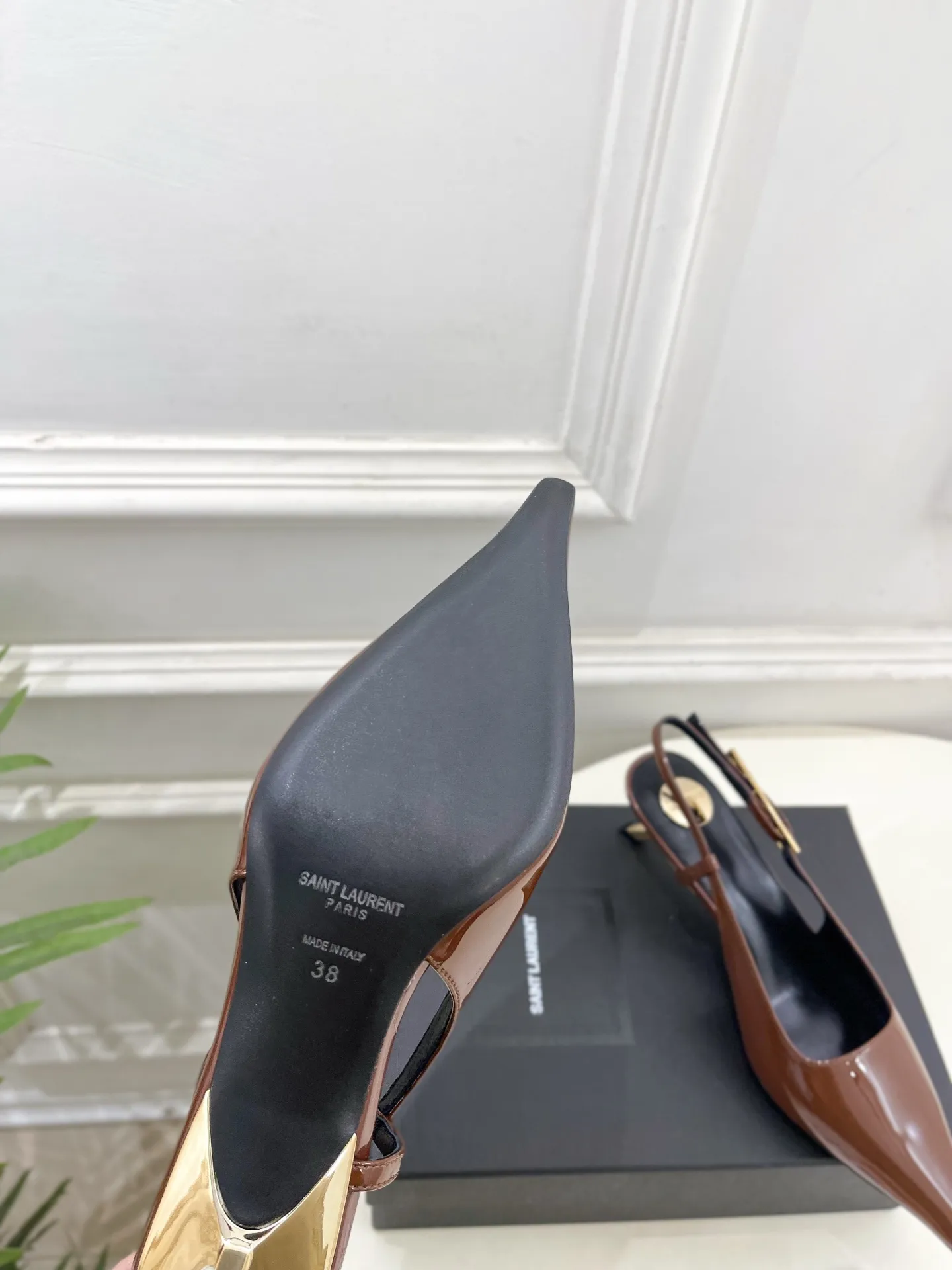 SAIN*LAURENT 圣罗兰 26𝐬𝐬 2026早春新品 尖方头后空凉鞋上新☑️ —————————————— 顶级版‼️YSL超美的一款 恨天高 系列以全新的诠释方式首发!满满的高级感 !时尚度爆棚~无论裙装 、裙装都随意搭配。 鞋面:高定制进口牛漆皮 内里:进口混种羊皮里 大底:意大利真皮大底 跟高:5cm 码数:35-39(40、41可定做) 价格:💰280