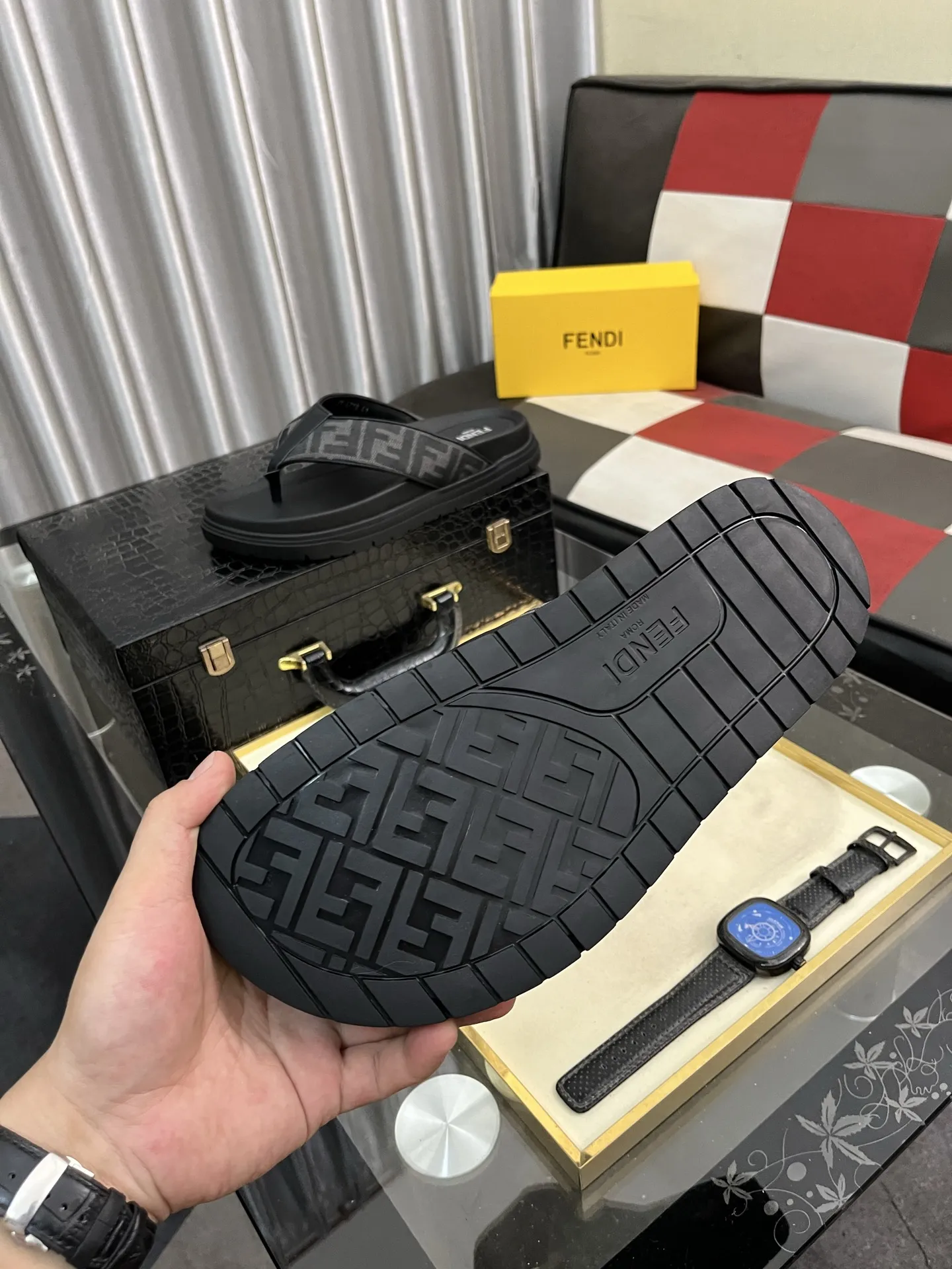 出厂价:180⌚️⌚️芬迪顶级代购🇮🇹 芬 炸街男神春夏拖鞋专柜同步,鞋面意大利进口牛皮搭配标志布面料,高品质复杂拼接工艺品,鞋底:原厂特供原版底,独家活动成型底超级舒适,原厂跟单货,🔍🔍高品质,可随意进出专柜,欢迎对比,码数 38-45