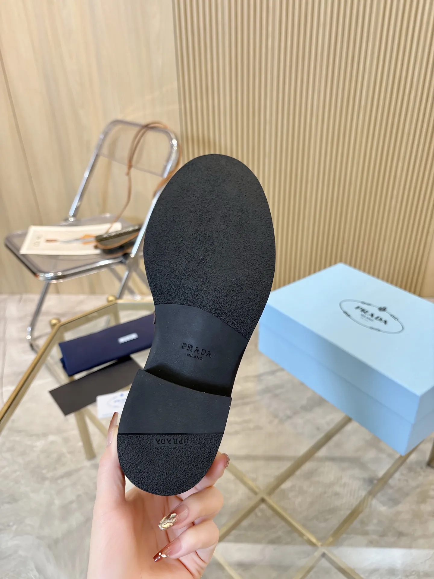 Prad顶级版本! 精品品质✅已认证💯 经典爆款prada普拉达最高版本1:1复刻。 春秋四季乐福德比鞋,经典银黑三角标, 搭配鞋面Logo微标细节,4.5cm跟高, 上脚舒适瘦腿, 引领时尚的小姐姐网红们最爱。 颜色:黑色,白色,黑/白, 鳄鱼纹,豹纹,咖啡色 包装:配专柜合格证,卡片, 纯棉布袋包装出货。 女款:34-41(34.40.41 须订做) 男款:39-46(39.45.46须订做) P S:女款240(男款加20)鳄鱼纹,马毛加10