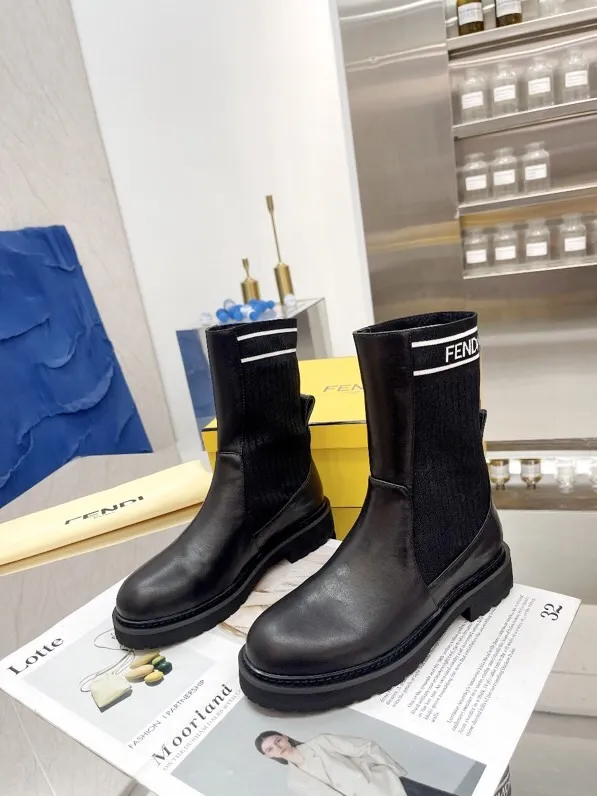 长期有货,,工厂💖p260 🔥🔥经典FenDi马丁靴(专柜都是断货王)各种单品都印上了FF logo…💖💖💖 今年新色🌈🌈🌈logo大气时尚 明星欧阳娜娜 大表姐刘雯都有穿的经典款 材质:原版1:1复刻针织靴筒 鞋面:选用顶级定制哑光一级牛皮 🔥🔥专柜同款大底➰橡胶泡沫底➕耐磨绒沿条 脚感超轻 ~🌺🌺🌺 尺码:35–40:☘️(40.41.42不退换)