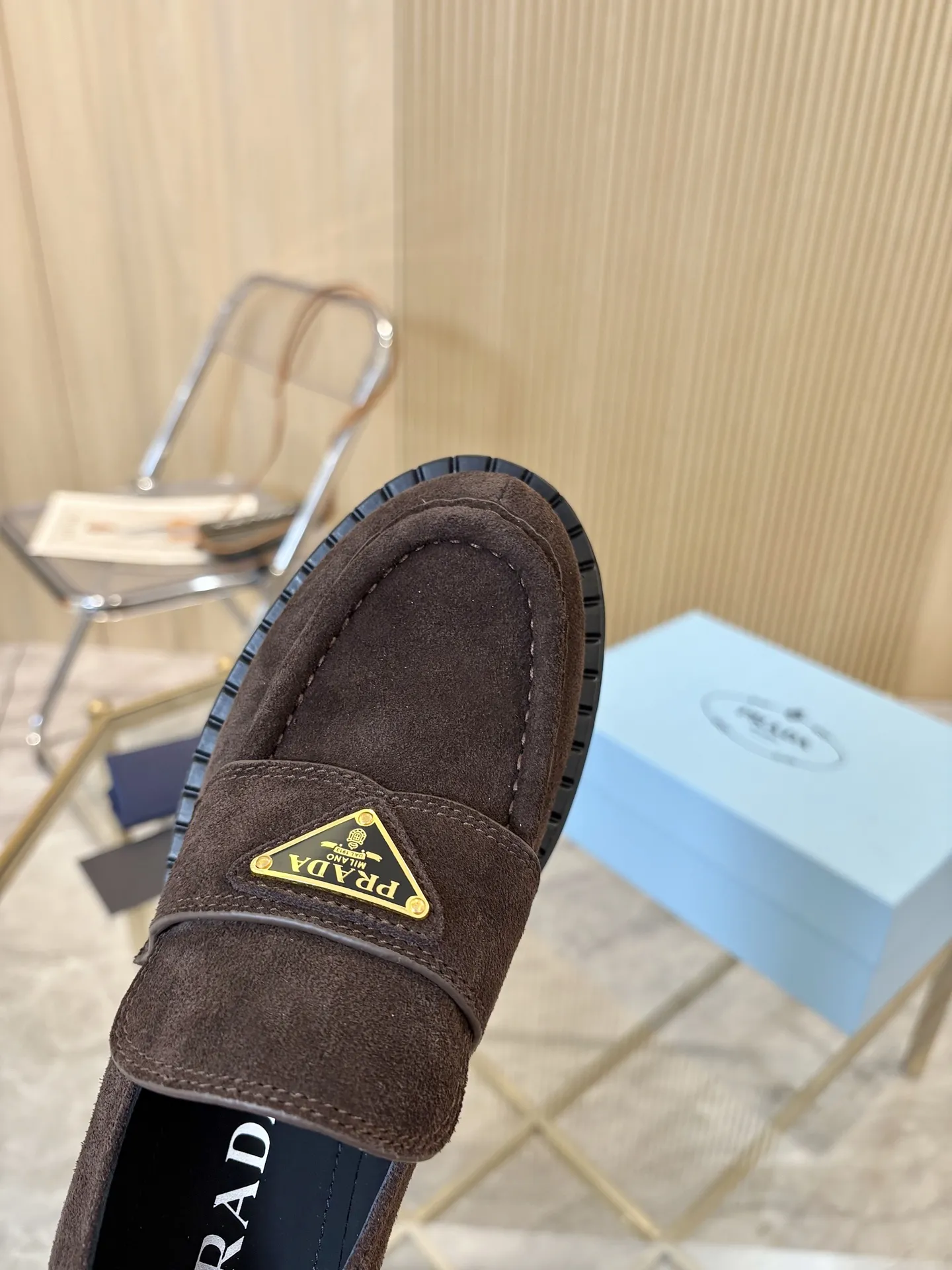 Prad顶级版本! 精品品质✅已认证💯 经典爆款prada普拉达最高版本1:1复刻。 春秋四季乐福德比鞋,经典银黑三角标, 搭配鞋面Logo微标细节,4.5cm跟高, 上脚舒适瘦腿, 引领时尚的小姐姐网红们最爱。 颜色:黑色,白色,黑/白, 鳄鱼纹,豹纹,咖啡色 包装:配专柜合格证,卡片, 纯棉布袋包装出货。 女款:34-41(34.40.41 须订做) 男款:39-46(39.45.46须订做) P S:女款240(男款加20)鳄鱼纹,马毛加10