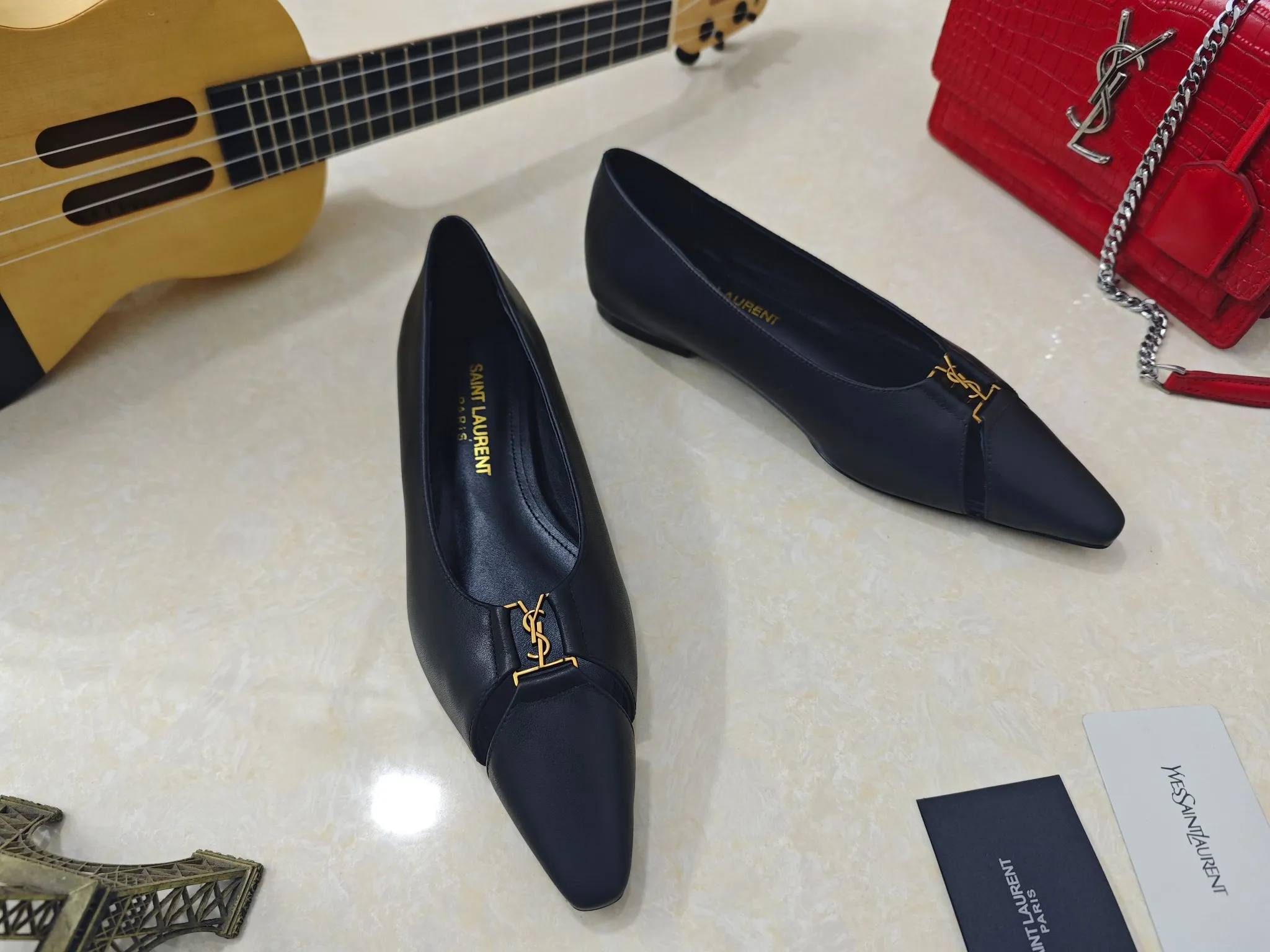 工厂价💰260【Saint Laurent】圣罗兰、平跟ysl字单鞋💃2024早秋专柜同步最新款、YSL、装饰👠 经典上乘美艳力作 专柜最火春夏系列 兼备气质 时尚 经典耐看的设计风格 😌上脚效果特别美〰️，材料采用🇮🇹意大利进口小黑牛，进口黑漆皮、内里、垫脚；绵羊皮、平跟单鞋，码数35-41码（34.41.42要定做，不退换）大底；进口真皮大底、配专柜全套包装