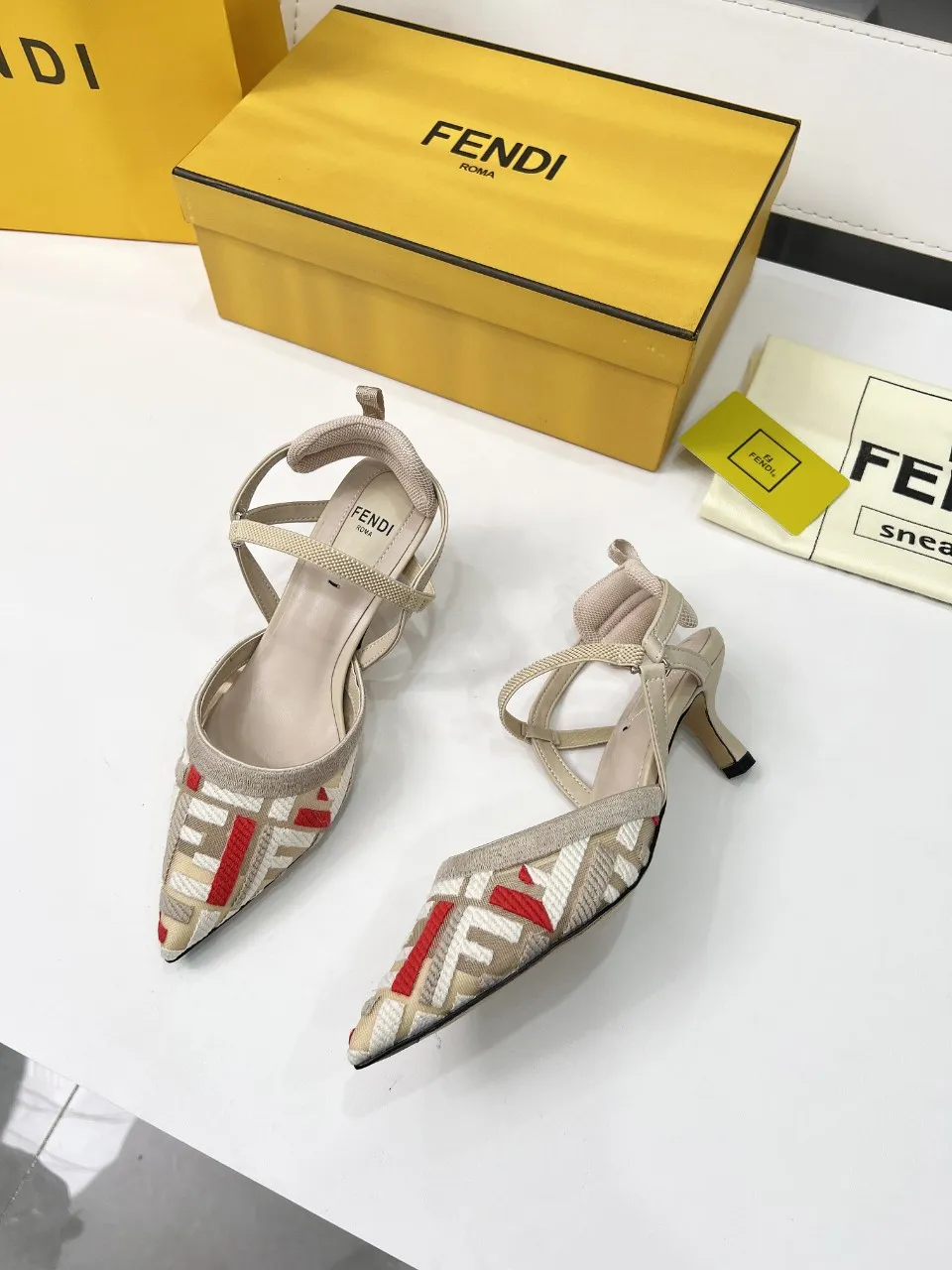 芬迪新款上线 跟高: 5.5 8.5 35-40(41、42、定做)p260