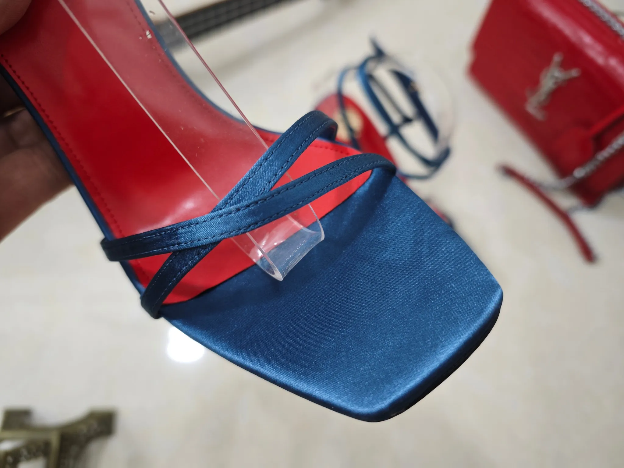 工厂价💰250【Saint Laurent】圣罗兰、高跟ysl字高跟鞋💃2025早春专柜同步最新款、YSL、装饰👠 经典上乘美艳力作 专柜最火秋冬系列 兼备气质 时尚 经典耐看的设计风格 😌上脚效果特别美〰️,材料采用🇮🇹意大利进口真丝布面,进口黑羊皮、内里、垫脚;绵羊皮、细跟高跟鞋,码数35-41码(34.41.42要定做,不退换)大底;进口真皮大底、配专柜全套包装