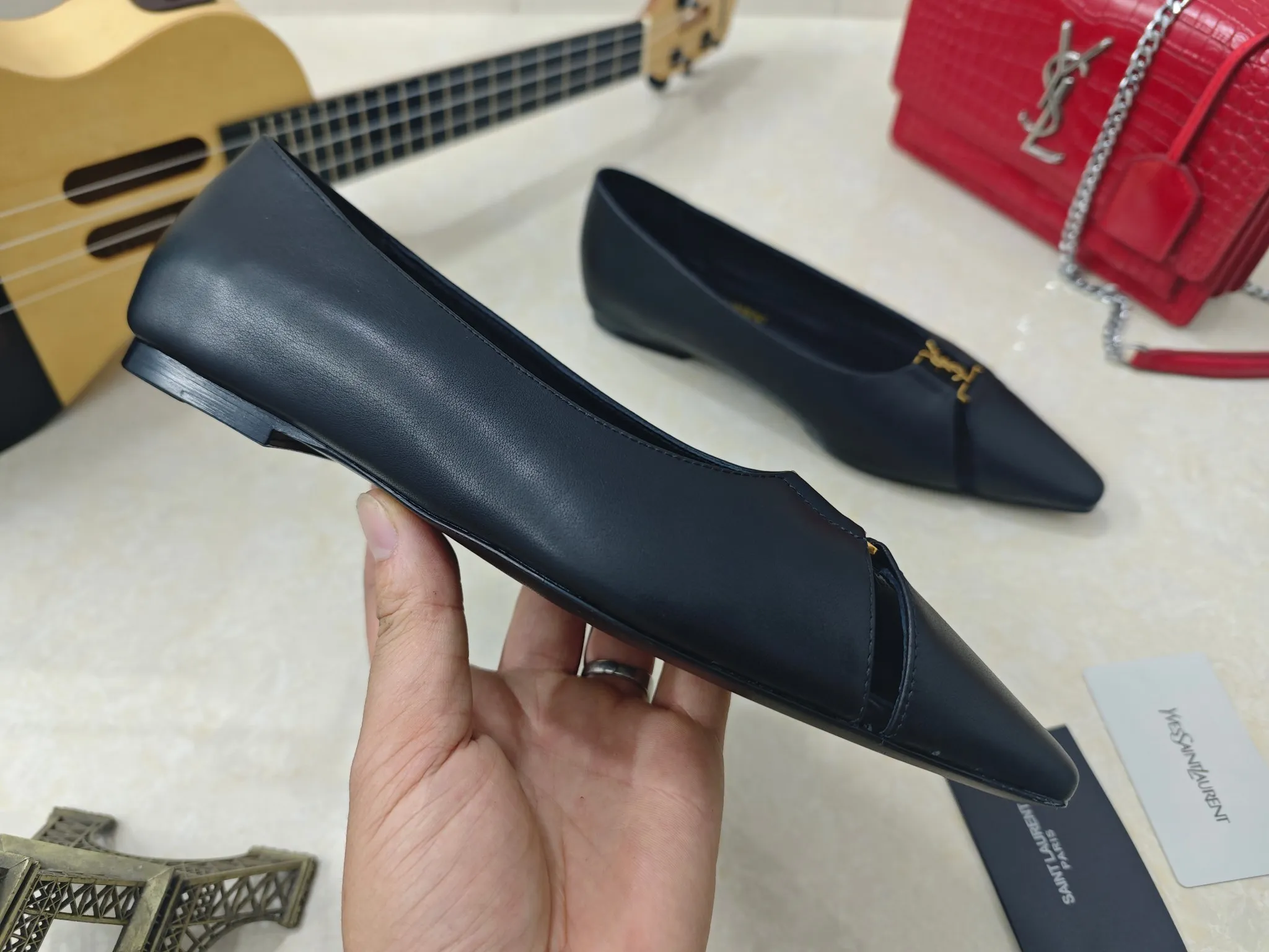 工厂价💰260【Saint Laurent】圣罗兰、平跟ysl字单鞋💃2024早秋专柜同步最新款、YSL、装饰👠 经典上乘美艳力作 专柜最火春夏系列 兼备气质 时尚 经典耐看的设计风格 😌上脚效果特别美〰️,材料采用🇮🇹意大利进口小黑牛,进口黑漆皮、内里、垫脚;绵羊皮、平跟单鞋,码数35-41码(34.41.42要定做,不退换)大底;进口真皮大底、配专柜全套包装