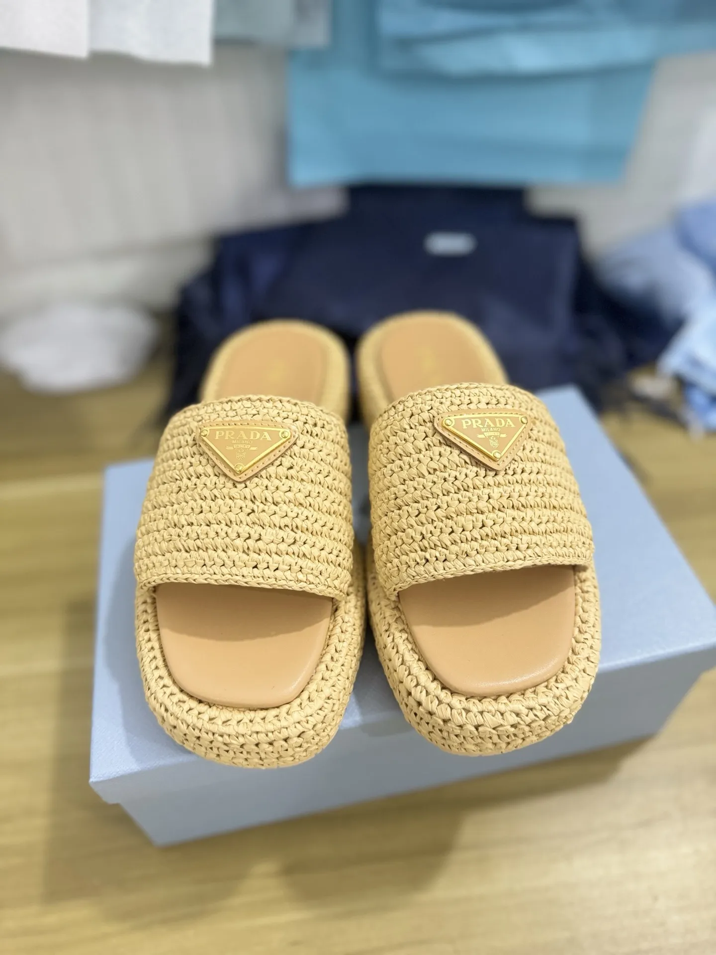 出厂价💰230🔥普拉达新款编织鞋草编凉拖鞋! 今年流行的草编系列,懒人必备拖鞋上脚是如此的好看了,这款纯手工编织的太爱了 编织拖鞋 进入炎热仲夏,更想袒露心迹,“若隐若现”的草编包、草编鞋🔥火上街头,满载夏日风采。穿上它,从心情上给自己“降降温”!夏日的到来,闷热的天气让人总是穿不住包覆整个脚的包鞋,但拖鞋、凉鞋又非常挑场合,因此这时候正适合来一双草编拖鞋。复古带着时尚、又不失随性感,脚一踩就能出门,透气材质加上草编的凉感,脚感温度感觉仿佛降了一度,完全就是夏日的懒人时尚配件。 ✅鞋面:原版纯手工编织 ✅鞋垫:透气羊皮 ✅鞋底:树纹组合/防滑橡胶底 ✅码数:35-42