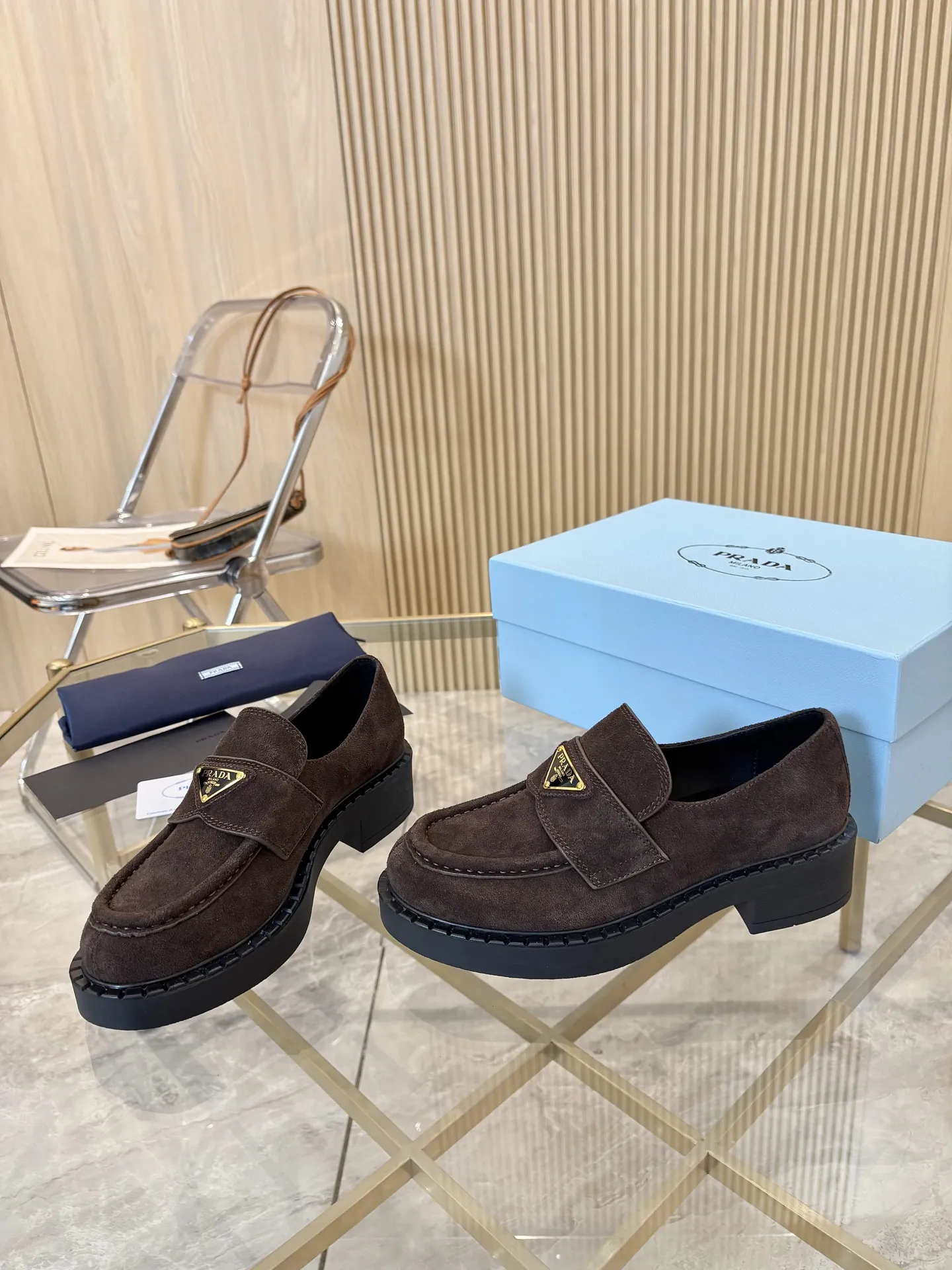 Prad顶级版本！ 精品品质✅已认证💯 经典爆款prada普拉达最高版本1:1复刻。 春秋四季乐福德比鞋，经典银黑三角标， 搭配鞋面Logo微标细节，4.5cm跟高， 上脚舒适瘦腿， 引领时尚的小姐姐网红们最爱。 颜色：黑色，白色，黑/白， 鳄鱼纹，豹纹，咖啡色 包装：配专柜合格证，卡片， 纯棉布袋包装出货。 女款：34-41（34.40.41 须订做） 男款：39-46（39.45.46须订做） P S：女款240（男款加20）鳄鱼纹，马毛加10