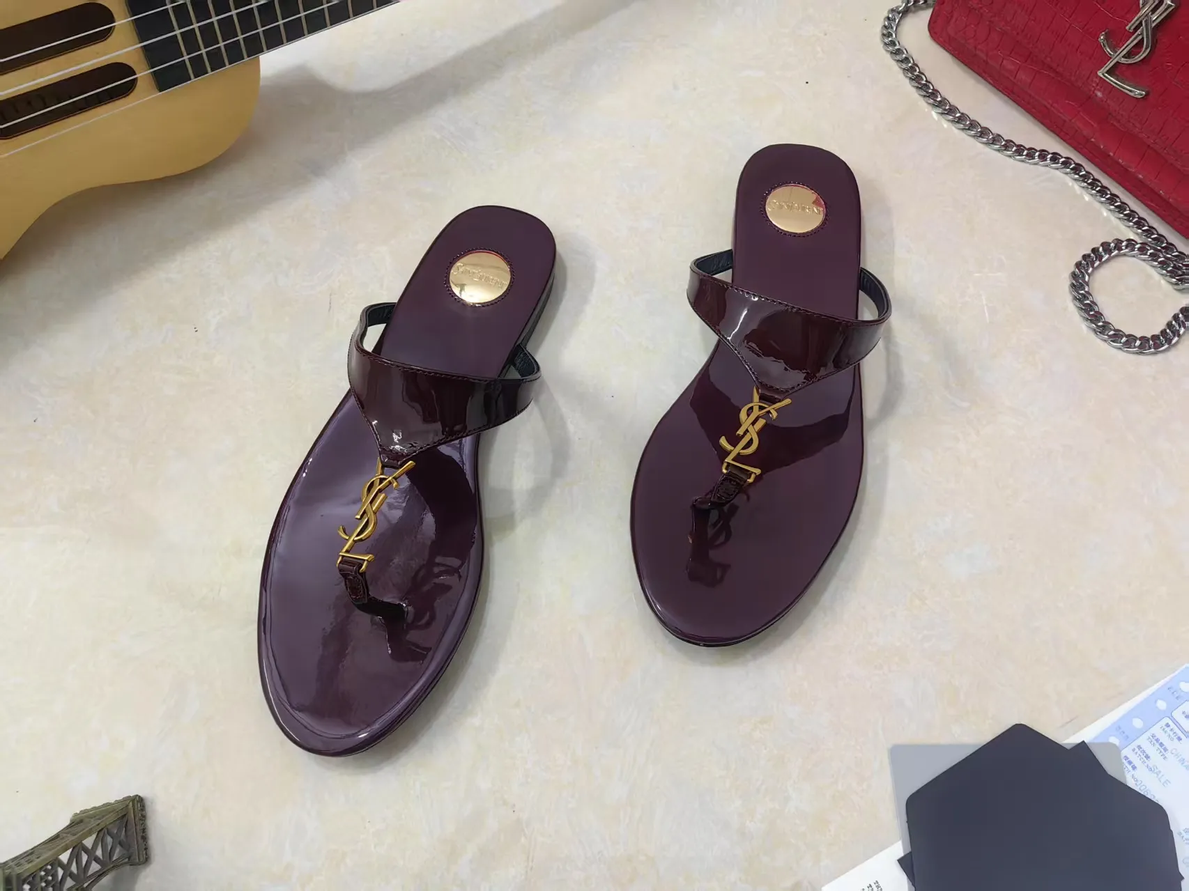 💰220【Saint Laurent】圣罗兰、平板夹脚凉鞋💃2025早春专柜同步最新款、YSL、Logo字母钻扣装饰👠 经典上乘美艳力作 专柜最火春夏系列 兼备气质 时尚 经典耐看的设计风格 😌上脚效果特别美〰️饰扣金色扣,材料采用🇮🇹意大利进口小黑牛,黑漆皮,卡其色经典工艺,、内里、垫脚;绵羊皮、 码数34-41码(34.41./42要定做,不退换)大底;进口真皮大底、配专柜全套包装