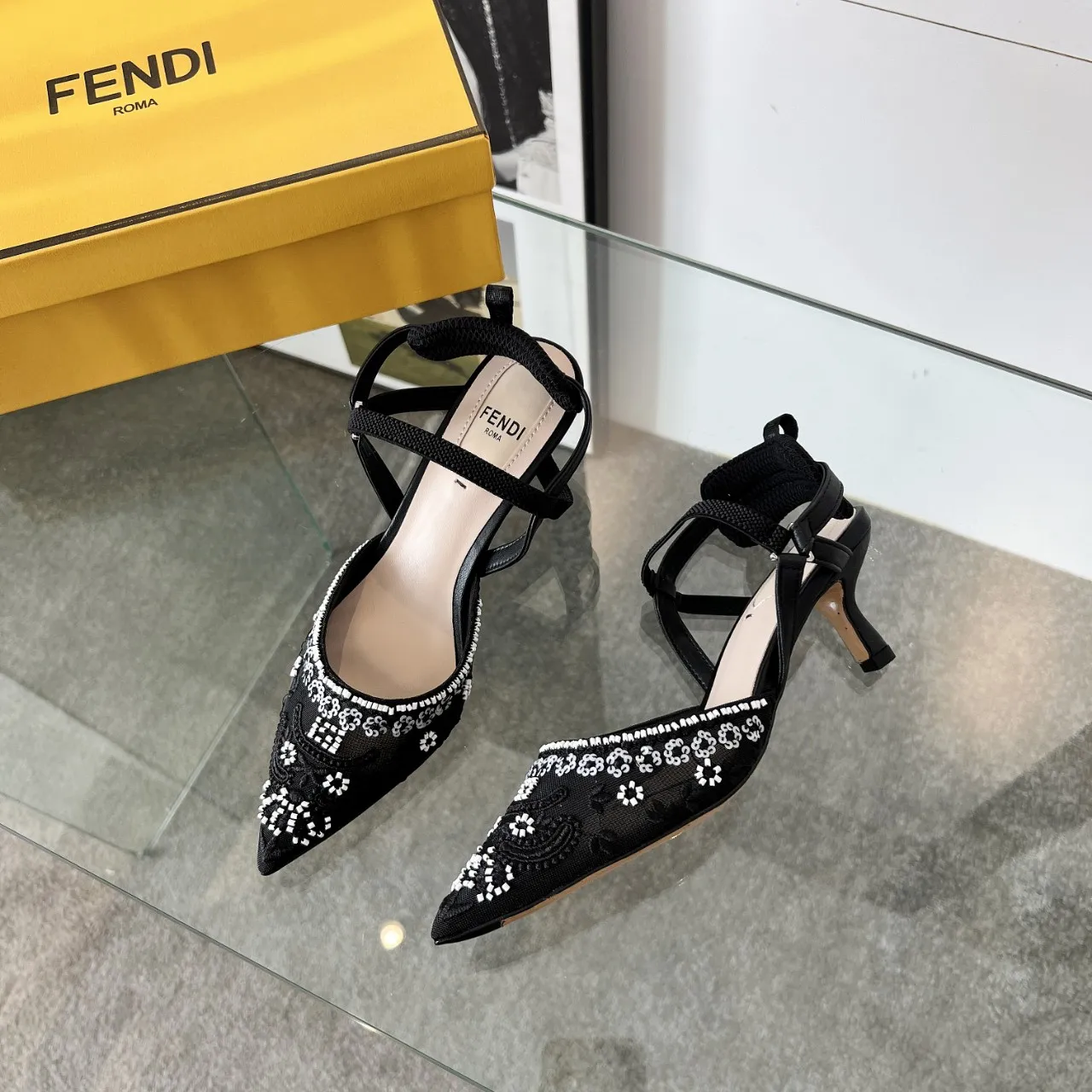 芬迪新款上线 跟高: 5.5 8.5 35-40(41、42、定做) P290芬迪新款上线 跟高: 5.5 8.5 35-40(41、42、定做) P290