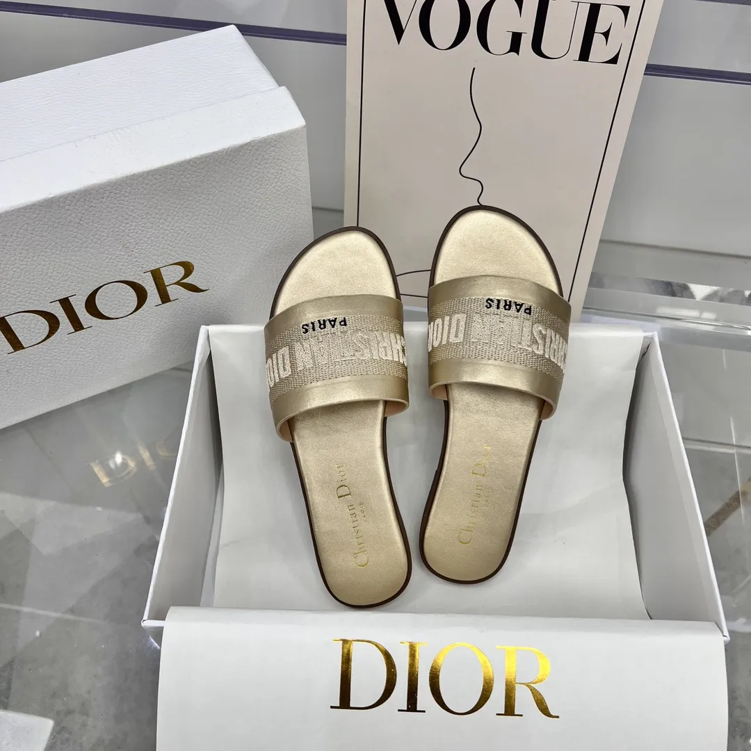 橙子出厂价💰75 Dior 迪奥春夏新款 刺绣字母平底拖鞋 一字带拖鞋 沙滩凉拖 码数:35-42