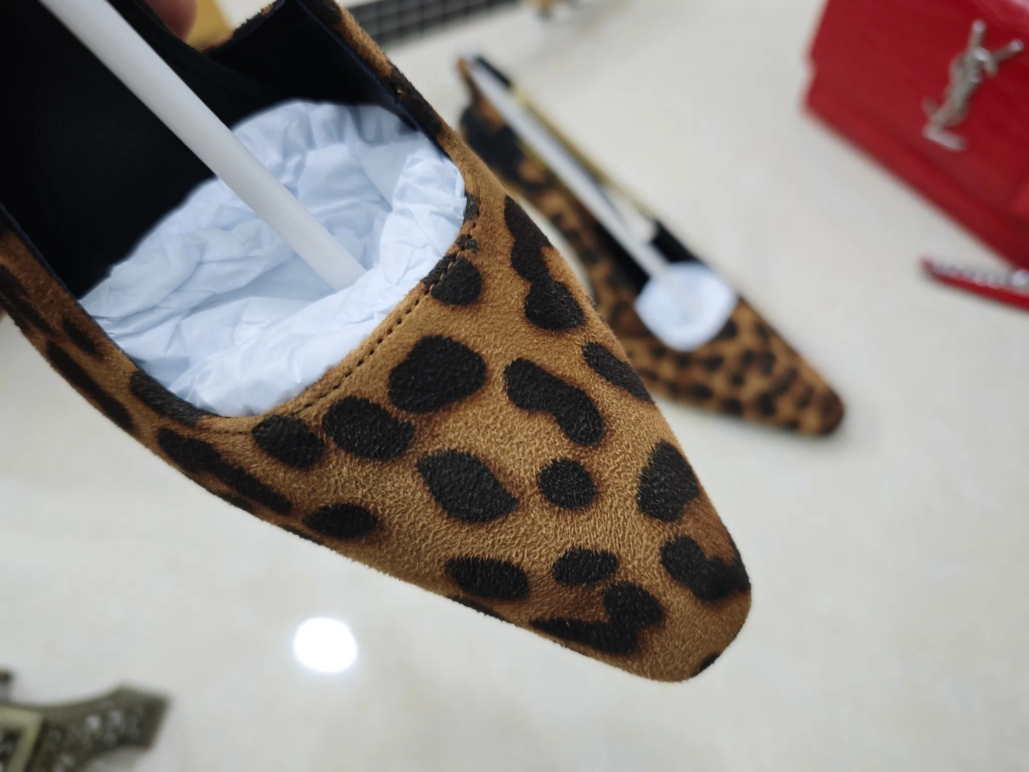 工厂价💰280【Saint Laurent】圣罗兰、高跟ysl字凉鞋💃2024早秋专柜同步最新款、YSL、装饰👠 经典上乘美艳力作 专柜最火春夏系列 兼备气质 时尚 经典耐看的设计风格 😌上脚效果特别美〰️，材料采用🇮🇹意大利进口小黑牛，进口黑漆皮、内里、垫脚；绵羊皮、细跟凉鞋，码数35-41码（34.41.42要定做，不退换）大底；进口真皮大底、配专柜全套包装