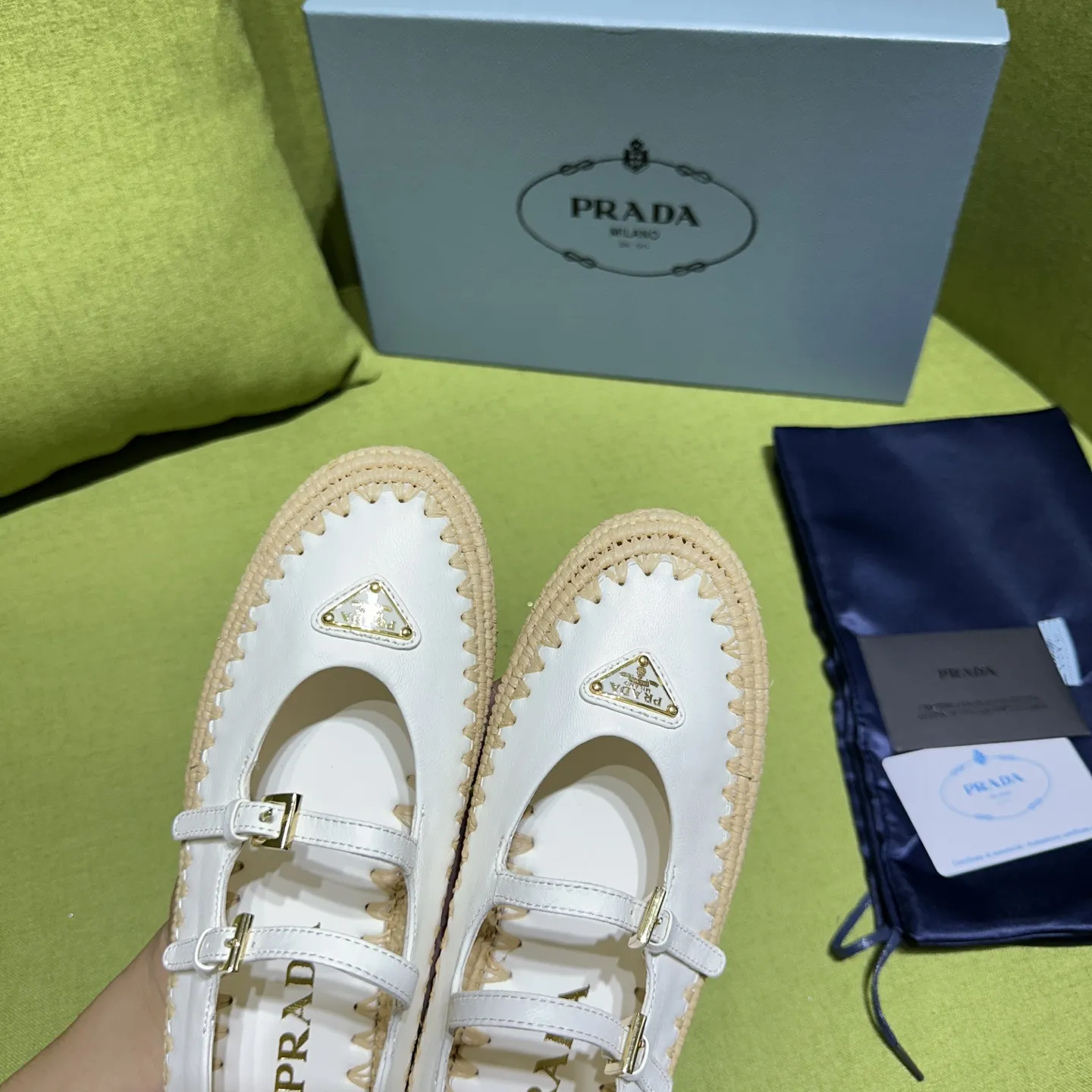 Prada普拉达 25ss早春新款🔥🔥✨ 🌟 小红书各大博主推荐,1-1开发 彰显经典魅力。 芭蕾平底鞋巧妙碰撞质感对比,添缀三角形徽标。舒软绒面皮革搭配纯手工精致编织,惬意释放夏日风姿。 开模大底5毫米厚。 面料羊皮,混种羊内里 码数:35一42(40-42定做不退换) 出厂价:320