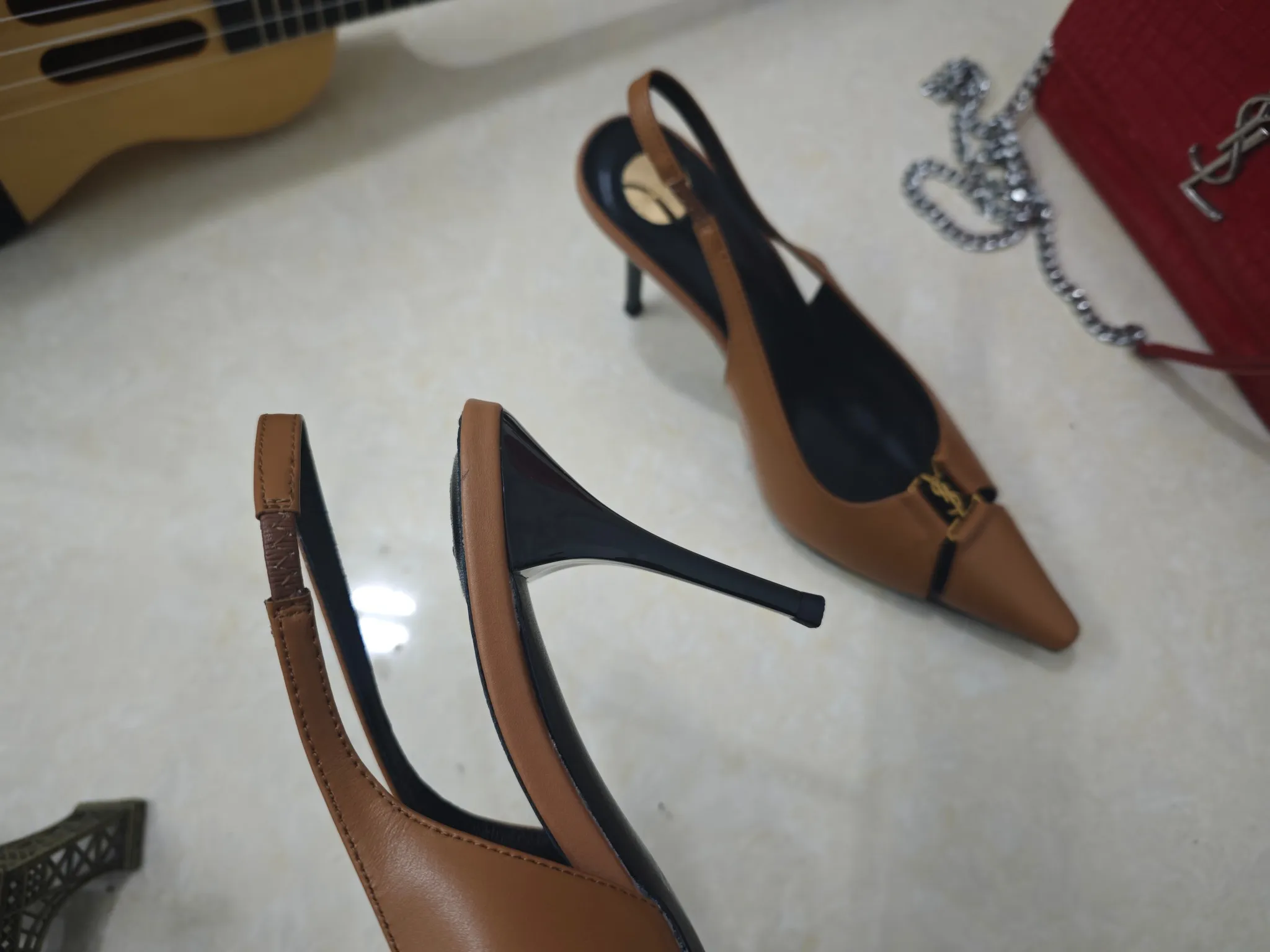 工厂价💰250【Saint Laurent】圣罗兰、高跟ysl字高跟鞋💃2025早春专柜同步最新款、YSL、装饰👠 经典上乘美艳力作 专柜最火秋冬系列 兼备气质 时尚 经典耐看的设计风格 😌上脚效果特别美〰️,材料采用🇮🇹意大利进口小黑牛,进口黑羊皮、内里、垫脚;绵羊皮、细跟高跟鞋,码数35-41码(34.41.42要定做,不退换)大底;进口真皮大底、配专柜全套包装