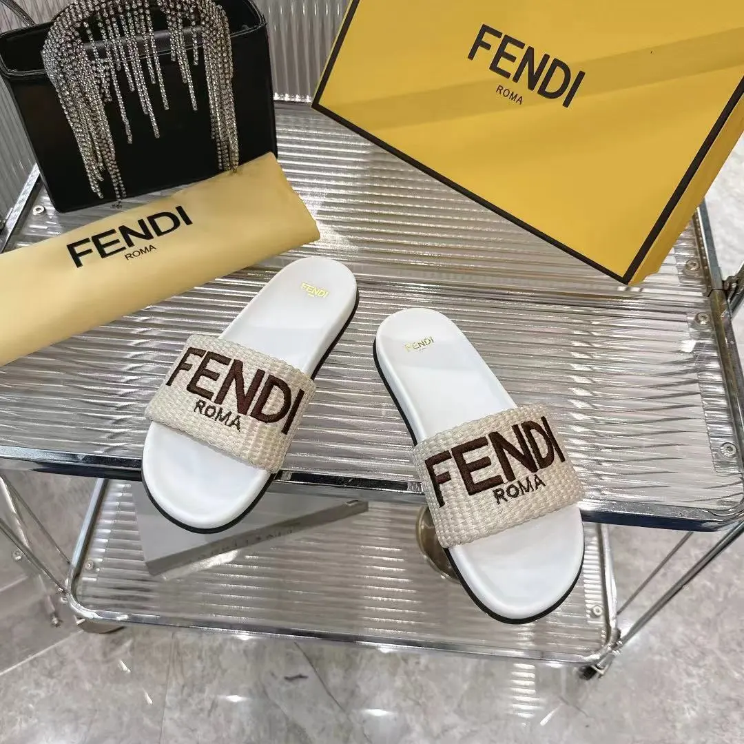 💰180元Fendi 25ss 芬迪系列平底拖鞋 每年必备FF拖今年还加了新的系列，美到无法言喻 绝好的穿着舒适感可是经典必备，各种风格搭配都Hold的住！ ▪面料：进口原版编织 ▪内里：羊皮 ▪跟高：平底/3cm ▪鞋底：原版开模生胶底 ▪Size：35-39（40.41定做）
