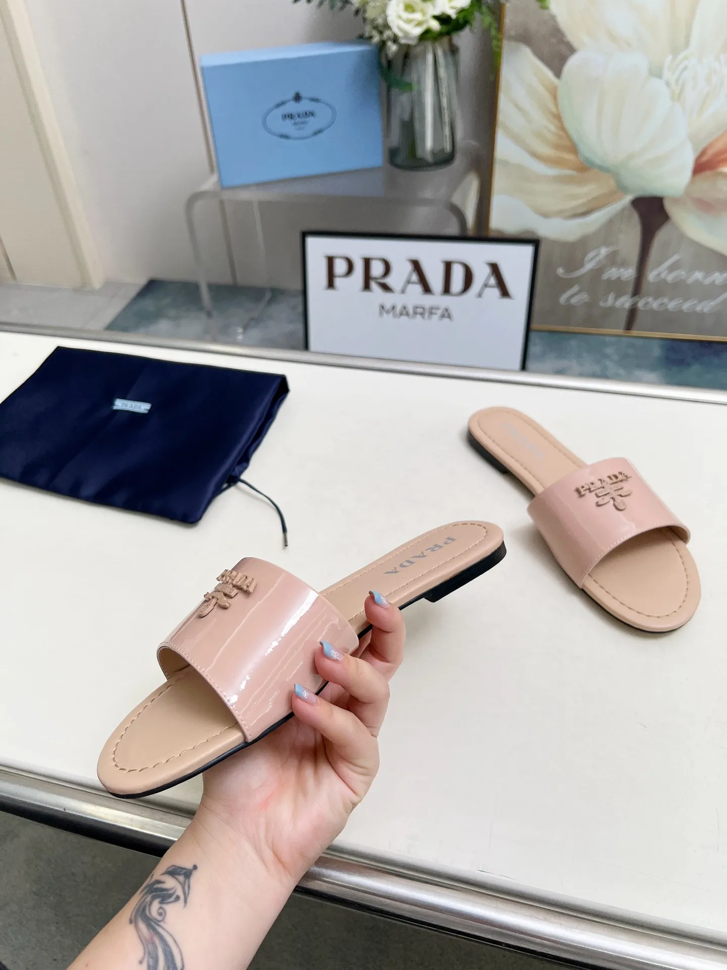 普拉达，2025最新款150（真皮底加180）尖头凉鞋春款新品，25年新款上市走秀明星新品时尚潮流【PRADA 普拉达】方头高跟方跟粗跟凉鞋后空单鞋。✨✨鞋面采用进口网丝+开边珠、内里垫脚为进口羊皮，意大利注塑真皮大底。跟高6cm 🐎size：35-40（41,42,43可定做，不退换)