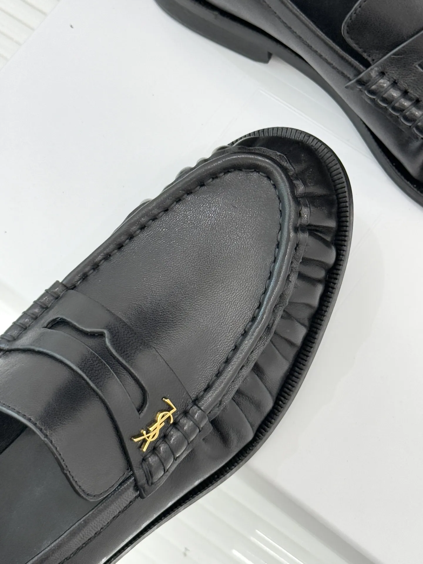 厂价💰男鞋380 Saint Lauren*圣罗兰2025YSL小logo 褶皱情侣款乐福鞋 标志性的小logo是这双鞋的灵魂所在 以低调而精致的姿态呈现于鞋身之上。 不同于张扬的大标识 它安静却醒目 用简洁线条勾勒出YSL独有的时尚DNA 在不经意间透露出品牌的深厚底蕴 鞋头的经典杏仁形设计 巧妙修饰脚型 在视觉上拉长足部线条 彰显优雅与秀气 。 情侣共赴的每一场约会 每一次出行 都因这双鞋的默契加持 成为低调又深刻的风格纪念。 面料采用原版定制皮料 内里垫脚均为羊皮 意大利进口真皮大底 size：女35-39（40/41/42定制） 男38-44（45/46/47定制）