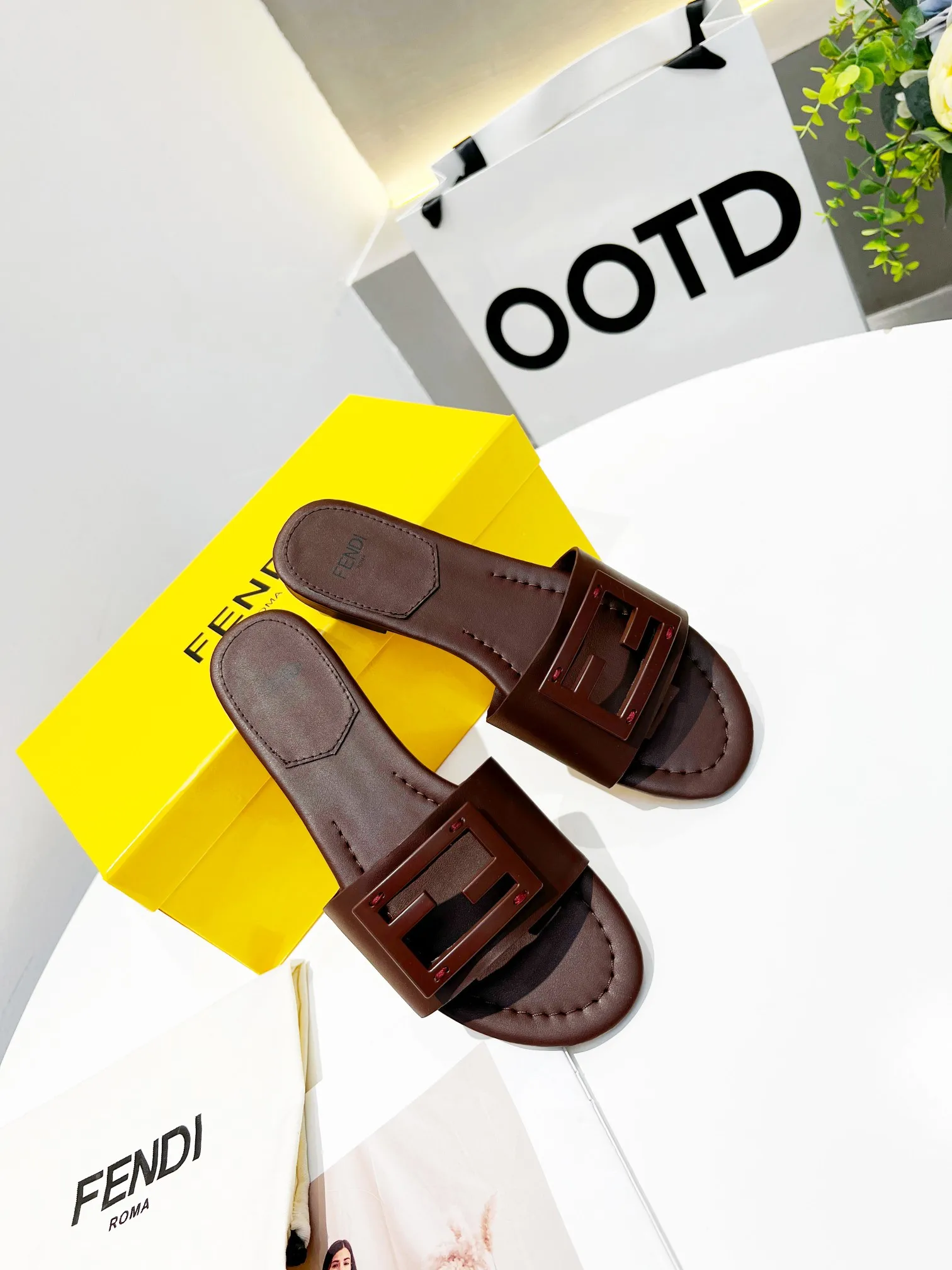 最新夏季爆款FENDI芬迪凉鞋,专柜原装正版,面料:头层牛皮,内里头层羊皮,橡胶底p140真皮底170,35—-42码欢迎下单,