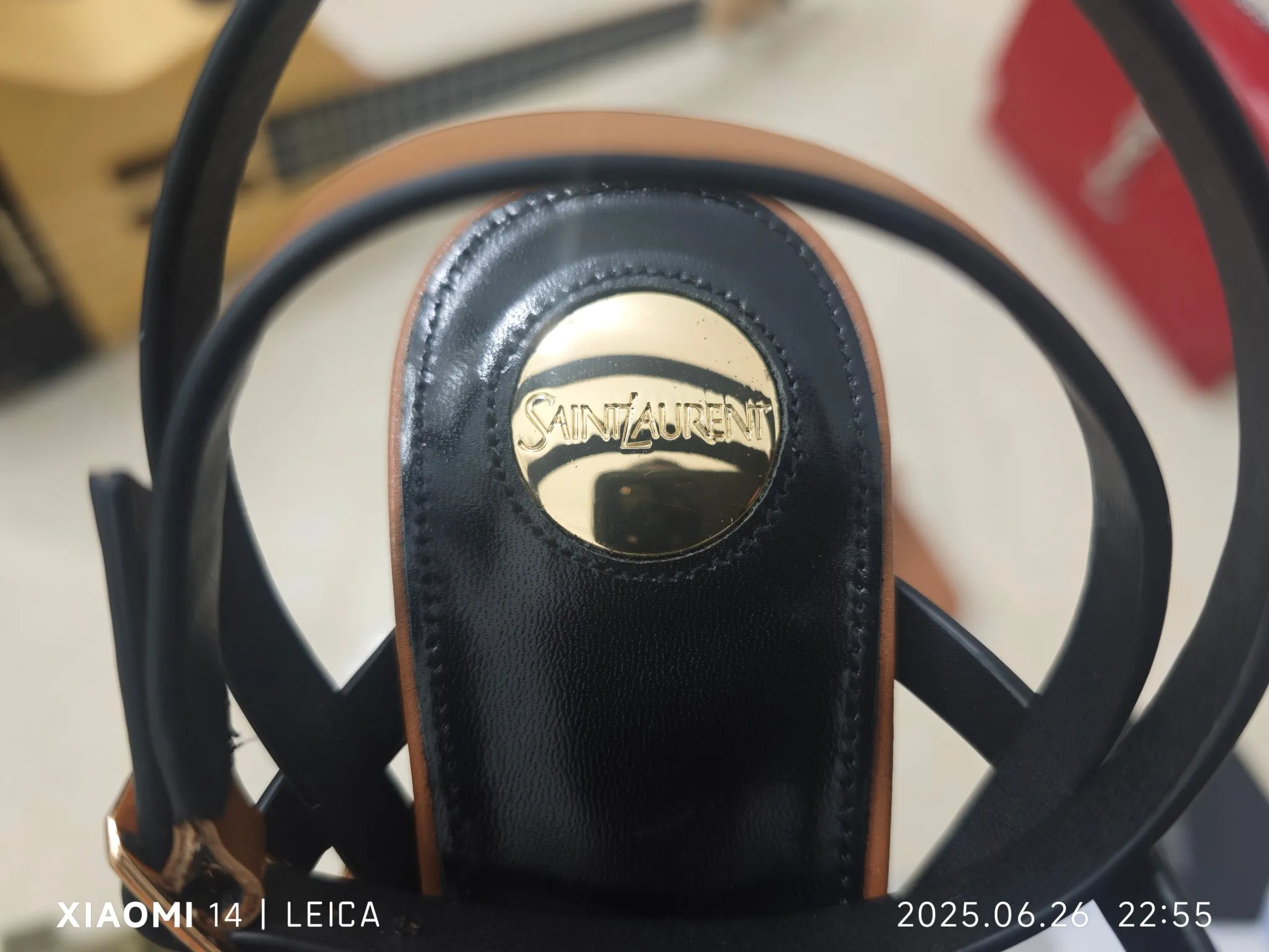 工厂价💰240【Saint Laurent】圣罗兰、细跟ysl字凉鞋💃2025早秋专柜同步最新款、YSL、装饰👠 经典上乘美艳力作 专柜最火春夏系列 兼备气质 时尚 经典耐看的设计风格 😌上脚效果特别美〰️，材料采用🇮🇹意大利进口小黑牛，进口黑漆皮、内里、垫脚；绵羊皮、跟高 细跟9cm 码数35-41码（34.41.42要定做，不退换）大底；进口真皮大底、配专柜全套包装