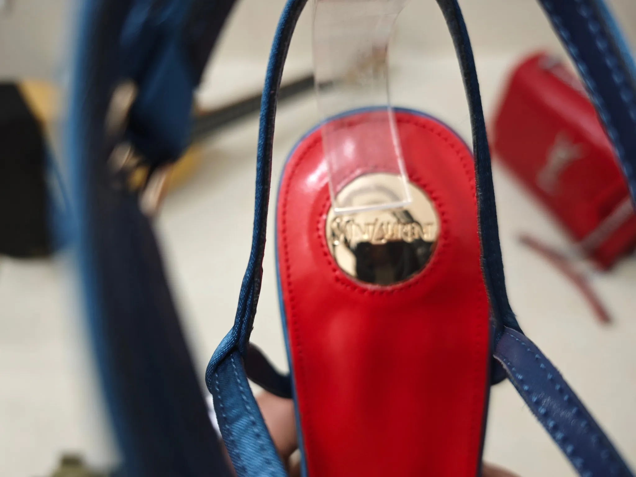 工厂价💰250【Saint Laurent】圣罗兰、高跟ysl字高跟鞋💃2025早春专柜同步最新款、YSL、装饰👠 经典上乘美艳力作 专柜最火秋冬系列 兼备气质 时尚 经典耐看的设计风格 😌上脚效果特别美〰️,材料采用🇮🇹意大利进口真丝布面,进口黑羊皮、内里、垫脚;绵羊皮、细跟高跟鞋,码数35-41码(34.41.42要定做,不退换)大底;进口真皮大底、配专柜全套包装