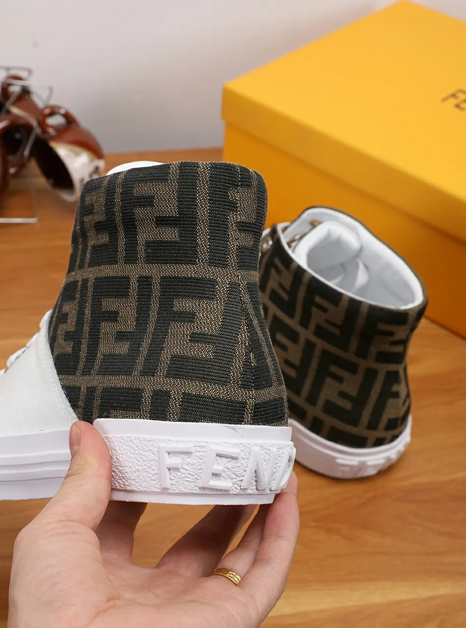 工厂批210💰全高档羊里 请认准高质量👍最新款FENDI芬迪👍 官网全球首发🔥 💋👟品牌芬迪 玫瑰](高端货) 💋👟级别：原版，[强] 💋👟材质：意大利原版头层色彩小牛皮配欧洲顶级羊皮内里👍 💋👟码数：38-45[胜利] 💋👟工艺：原版工艺[拳头] 💋👟颜色：二色 ，[爱心] 💋👟款式：最新款 🎉 💋👟供应：长期供货,永不继货[嘴唇]