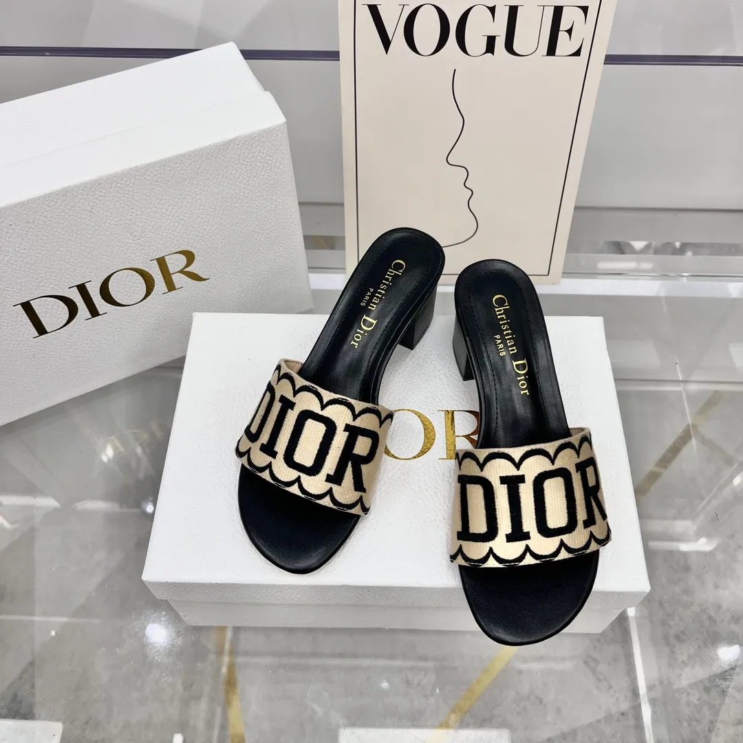 橙子出厂价💰80 Dior 迪奥春夏新款 刺绣字母拼色粗跟拖鞋 一字带中跟凉拖 跟高:4.5CM 码数:35-42