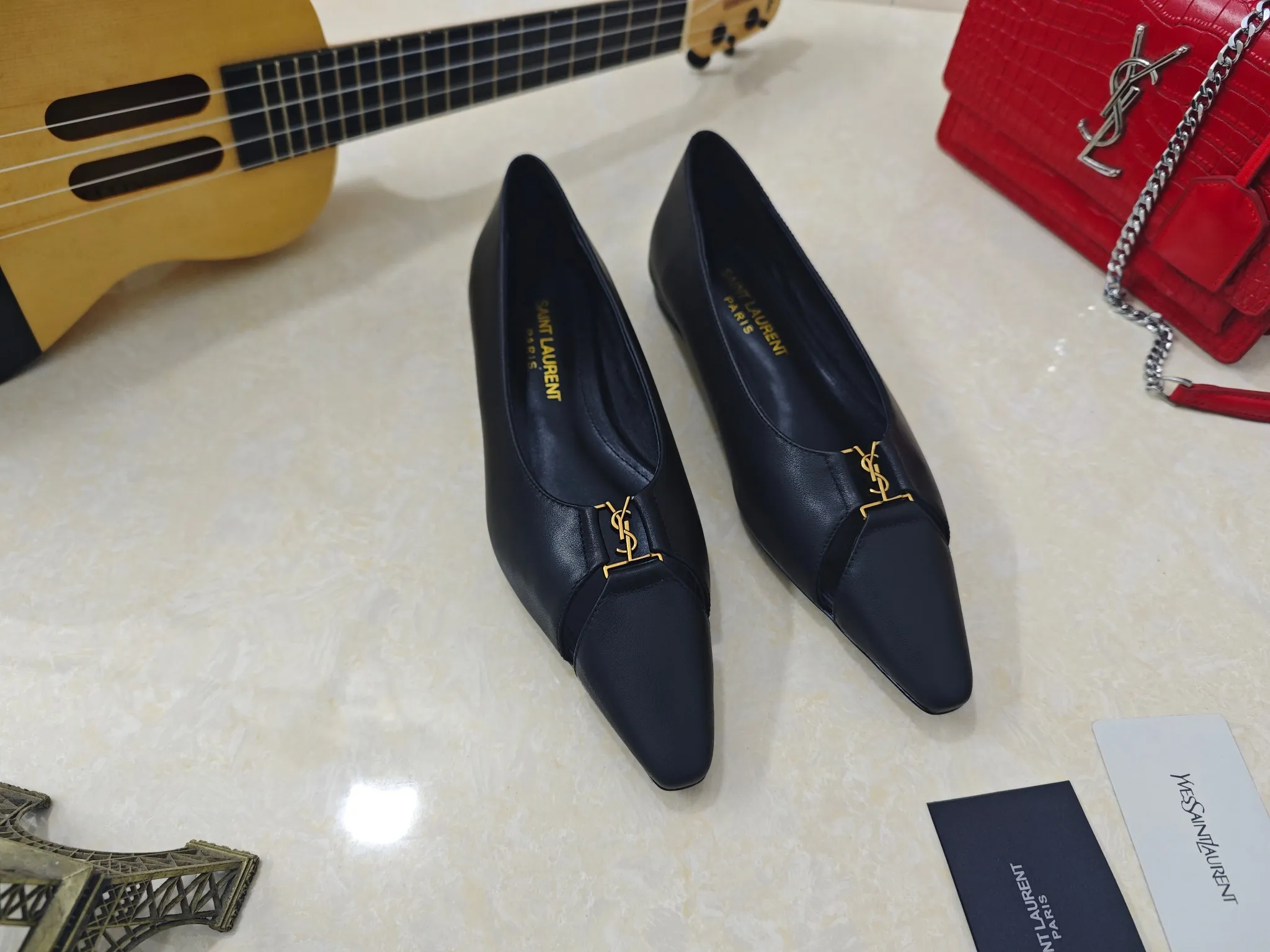 工厂价💰260【Saint Laurent】圣罗兰、平跟ysl字单鞋💃2024早秋专柜同步最新款、YSL、装饰👠 经典上乘美艳力作 专柜最火春夏系列 兼备气质 时尚 经典耐看的设计风格 😌上脚效果特别美〰️,材料采用🇮🇹意大利进口小黑牛,进口黑漆皮、内里、垫脚;绵羊皮、平跟单鞋,码数35-41码(34.41.42要定做,不退换)大底;进口真皮大底、配专柜全套包装