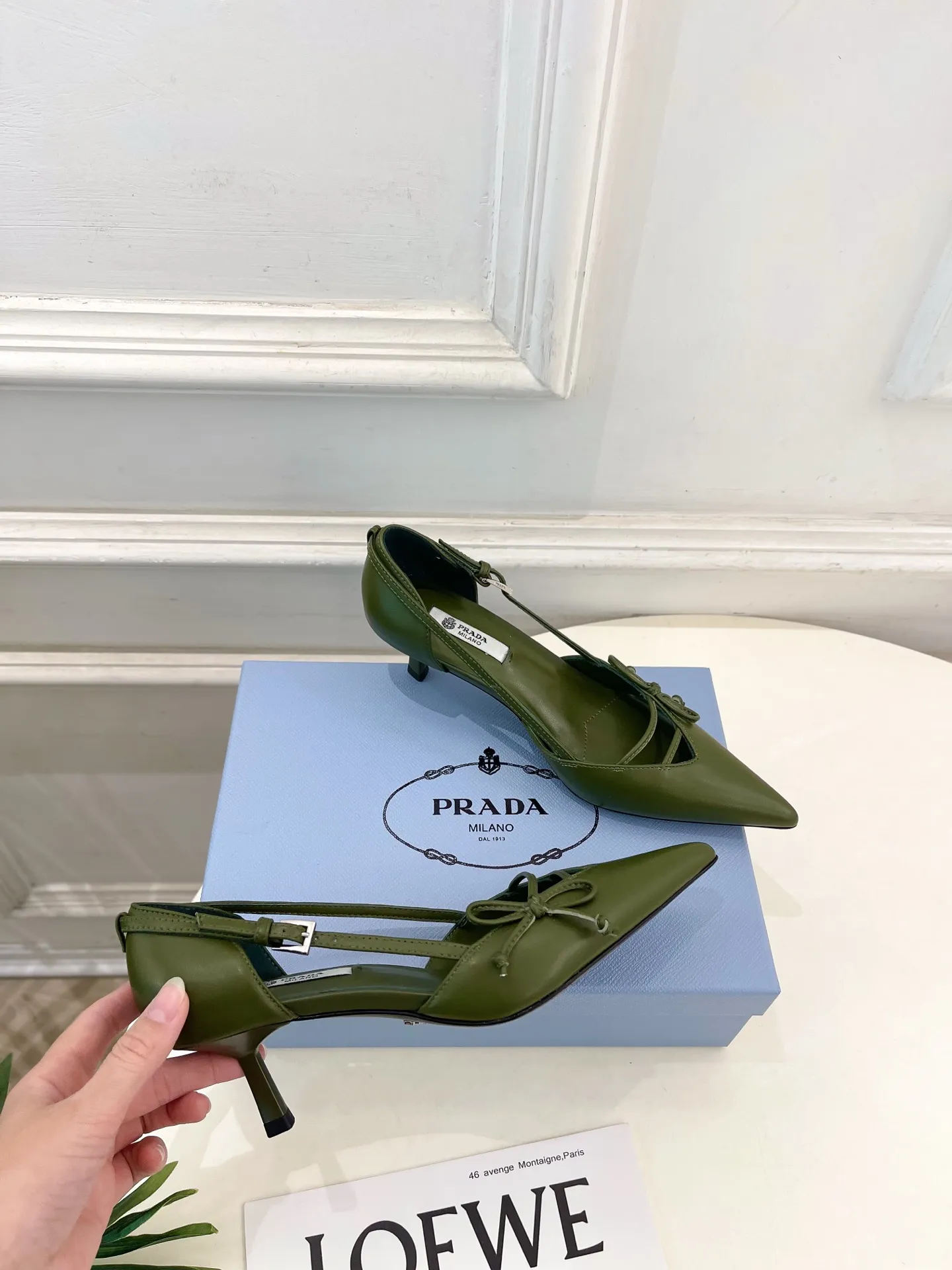 PRADA 普拉达 26𝐬𝐬 🌈2026春夏新品 专柜走秀款 尖头小猫跟蝴蝶结中空凉鞋 系列〰 ◽鞋面:原版高定制小羊皮/牛漆皮 ◽️ 内里:进口水染羊皮 ◽大底:原版意大利真皮大底 ◽️ 跟高:5.5cm/7.5cm ◽鞋码: 35-39(40.41.定做不退换) ◽出厂价:💰300(配飞机盒➕10)