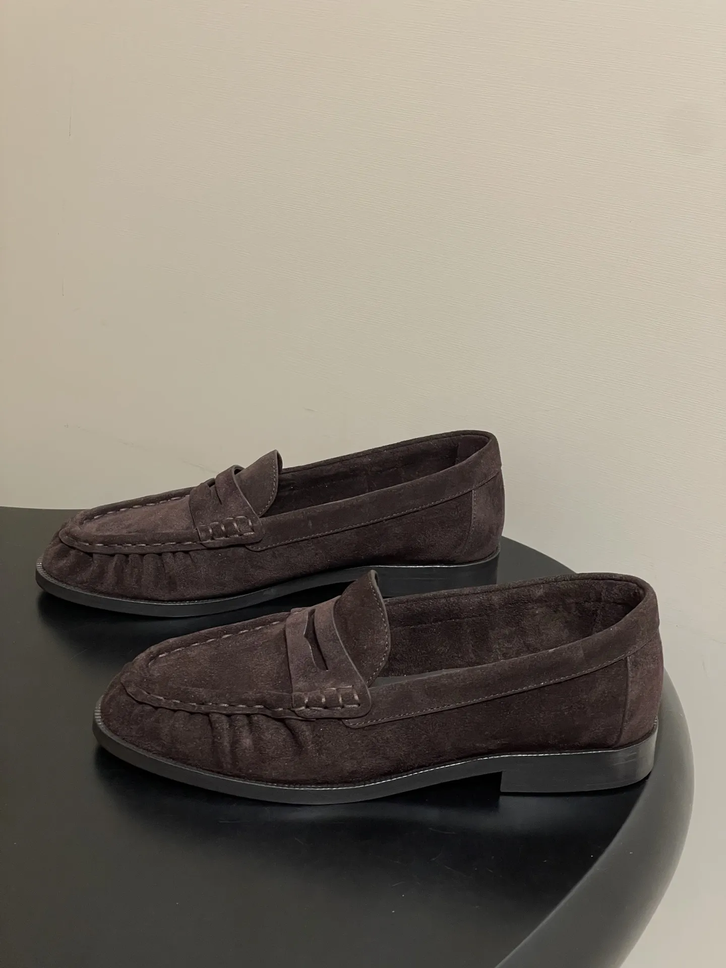 p310-顶级品质 Saint Laurent 圣罗兰fw26 new arrival～ YSL LE LOAFER系列 26Fw春夏新款复古质感鳗鱼纹褶皱乐福鞋/穆勒鞋麂皮绒面老钱风单鞋/半拖鞋一脚蹬休闲鞋 标志性褶皱鞋头+手工莫卡辛缝线，自带复古松弛感；鞋身是乐福鞋经典一脚蹬设计，搭配金属YSL标志，简约又有辨识度。 皮革内衬+真皮大底，质感和舒适度都在线。风格适配性强，既能搭正装（西装/裙装）走精致路线，也能配休闲装，牛仔裤/卫衣，打造松弛感，属于&ldquo;一鞋多穿&rdquo;的轻奢单品。 鞋面：牛皮/胎牛反绒/牛油皮 内里垫脚：丝绸羊皮 鞋底：意大利双层加厚真皮大底 码数：35-39（40.41定做不退换）