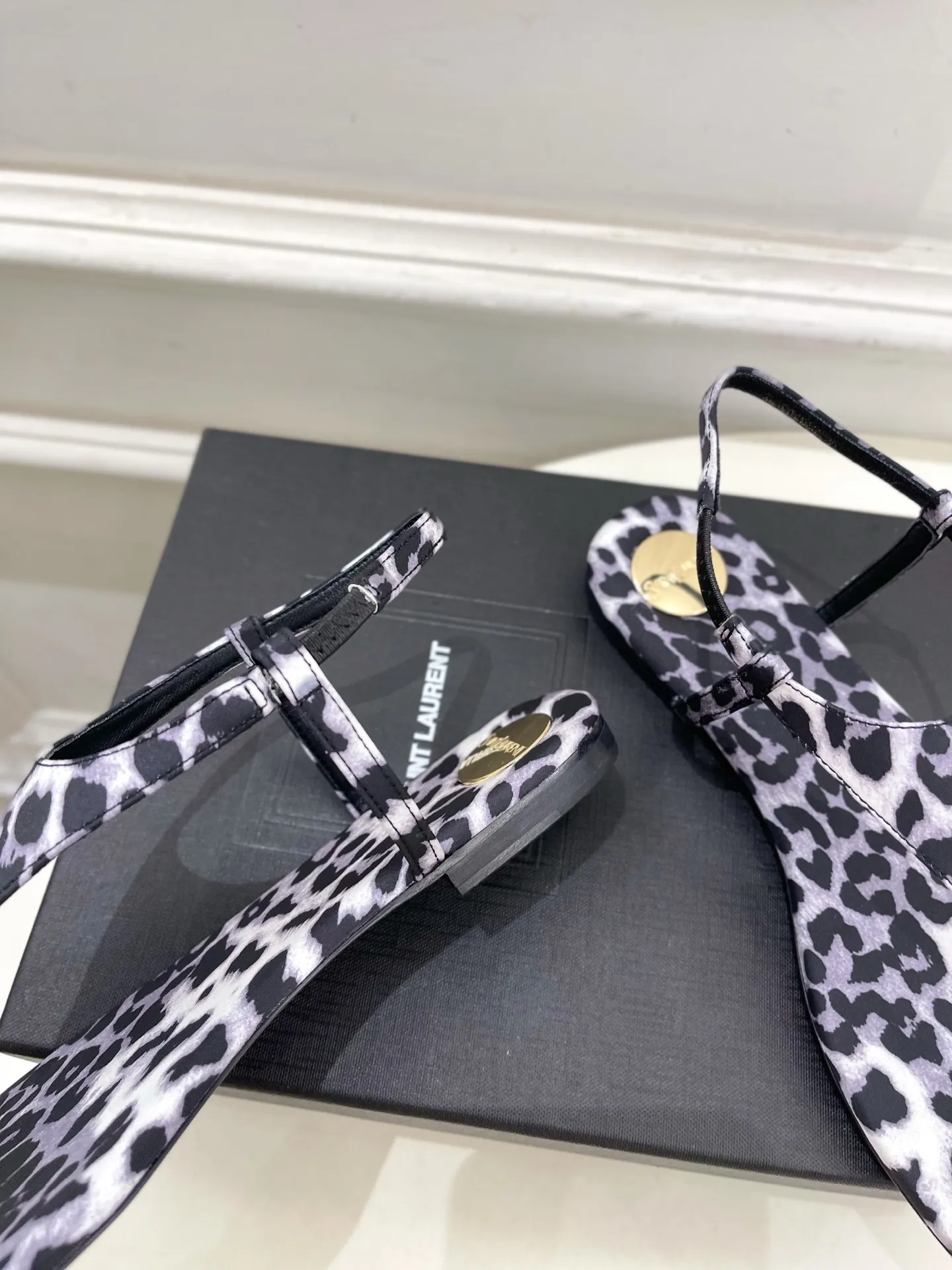 SAIN*LAURENT 圣罗兰 2025早春新品 YSL 夹脚凉鞋上新☑️ —————————————— 顶级版‼️YSL超美的一款 以全新的诠释方式首发!极简主义风格 设计超级修饰腿型 复古时髦风格 随意搭配都好看! 鞋面:原版定制布料 内里:进口混种羊皮 大底:意大利真皮大底 跟高:平底 码数:35-39(34、40可定做) 价格:💰250