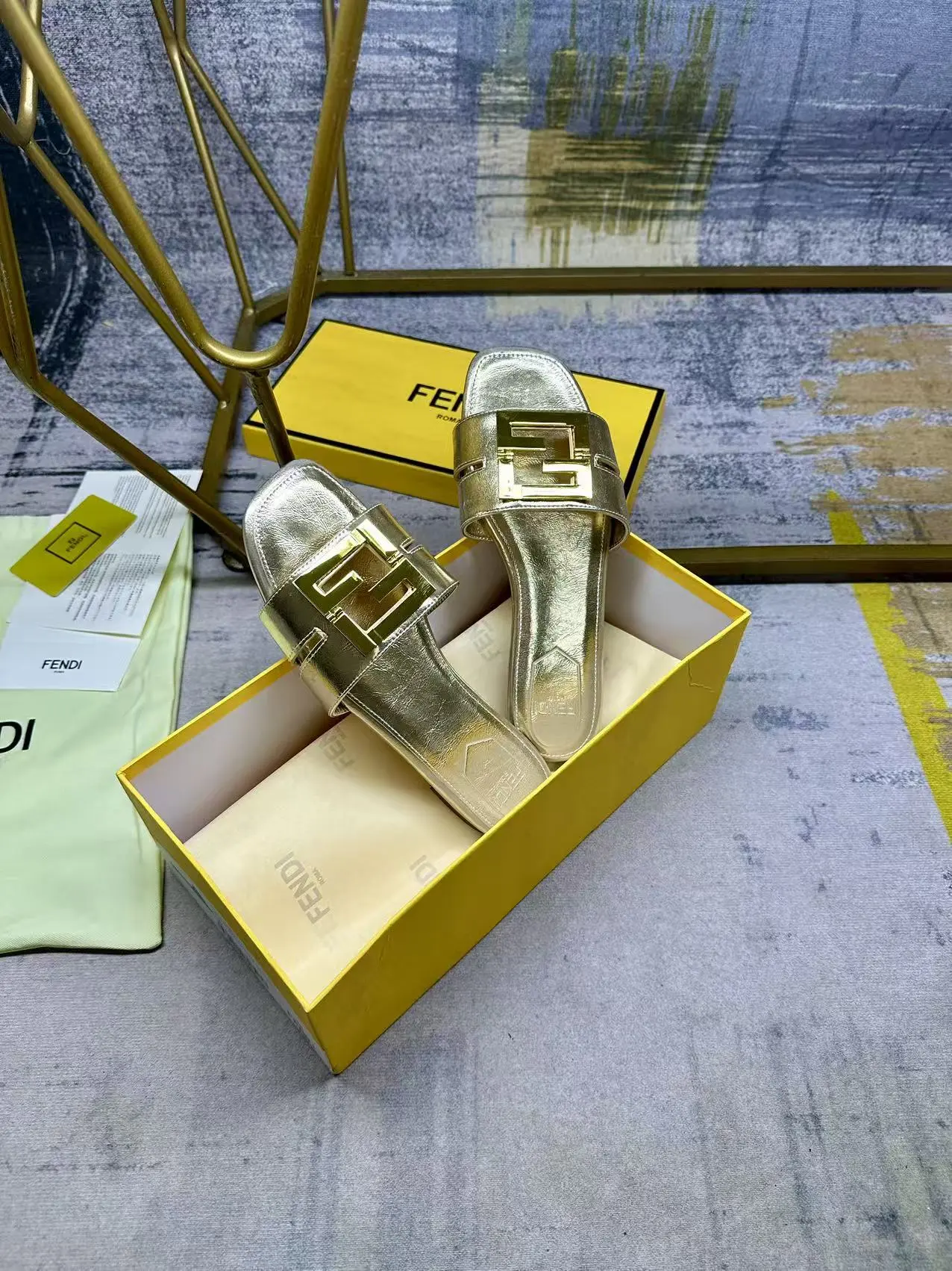 FENDI最新爆款方头平底拖鞋，金色面料+金属FF五金扣件，搭配同色内里垫脚，35-42码，橡胶大底Pp180，真皮大底Pp210