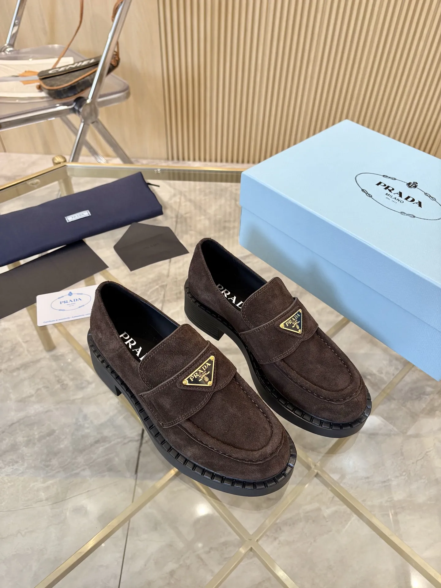 Prad顶级版本! 精品品质✅已认证💯 经典爆款prada普拉达最高版本1:1复刻。 春秋四季乐福德比鞋,经典银黑三角标, 搭配鞋面Logo微标细节,4.5cm跟高, 上脚舒适瘦腿, 引领时尚的小姐姐网红们最爱。 颜色:黑色,白色,黑/白, 鳄鱼纹,豹纹,咖啡色 包装:配专柜合格证,卡片, 纯棉布袋包装出货。 女款:34-41(34.40.41 须订做) 男款:39-46(39.45.46须订做) P S:女款240(男款加20)鳄鱼纹,马毛加10