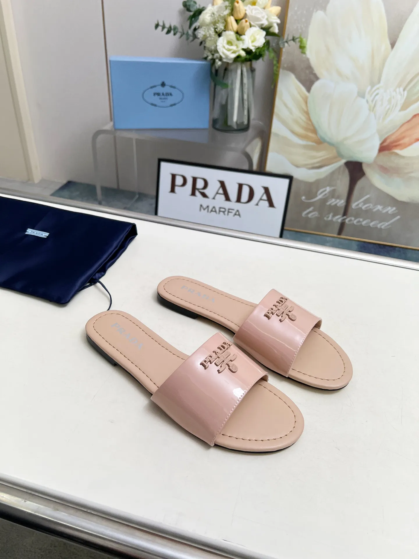 普拉达，2025最新款150（真皮底加180）尖头凉鞋春款新品，25年新款上市走秀明星新品时尚潮流【PRADA 普拉达】方头高跟方跟粗跟凉鞋后空单鞋。✨✨鞋面采用进口网丝+开边珠、内里垫脚为进口羊皮，意大利注塑真皮大底。跟高6cm 🐎size：35-40（41,42,43可定做，不退换)