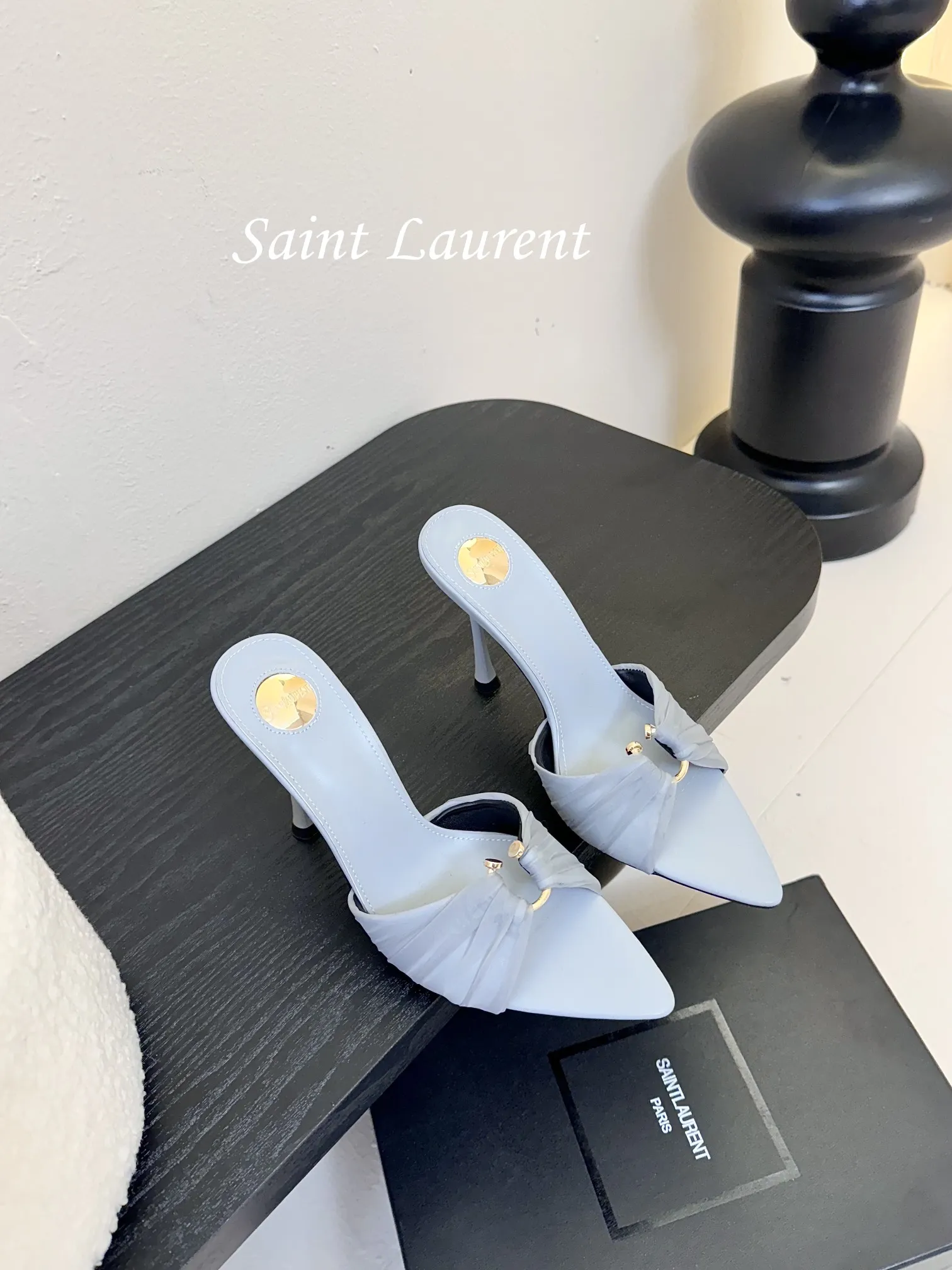 💰260 Saint Laurent / 圣罗兰Lee金属钻链条尖头高跟鞋YSL姐姐的美丽尤物高跟鞋 又是人间圣罗兰 Rose同款的高跟鞋化很好修饰脚型,奢华金属链 这几年SLP是在高跟鞋越来越懂女人了朝摒奔了防水台款的尴尬设计印象ysl绝美高跟鞋 鞋面:真丝 鞋底:真皮大底 跟高:约11cm 尺码:35-42(40-42定制不退不换)