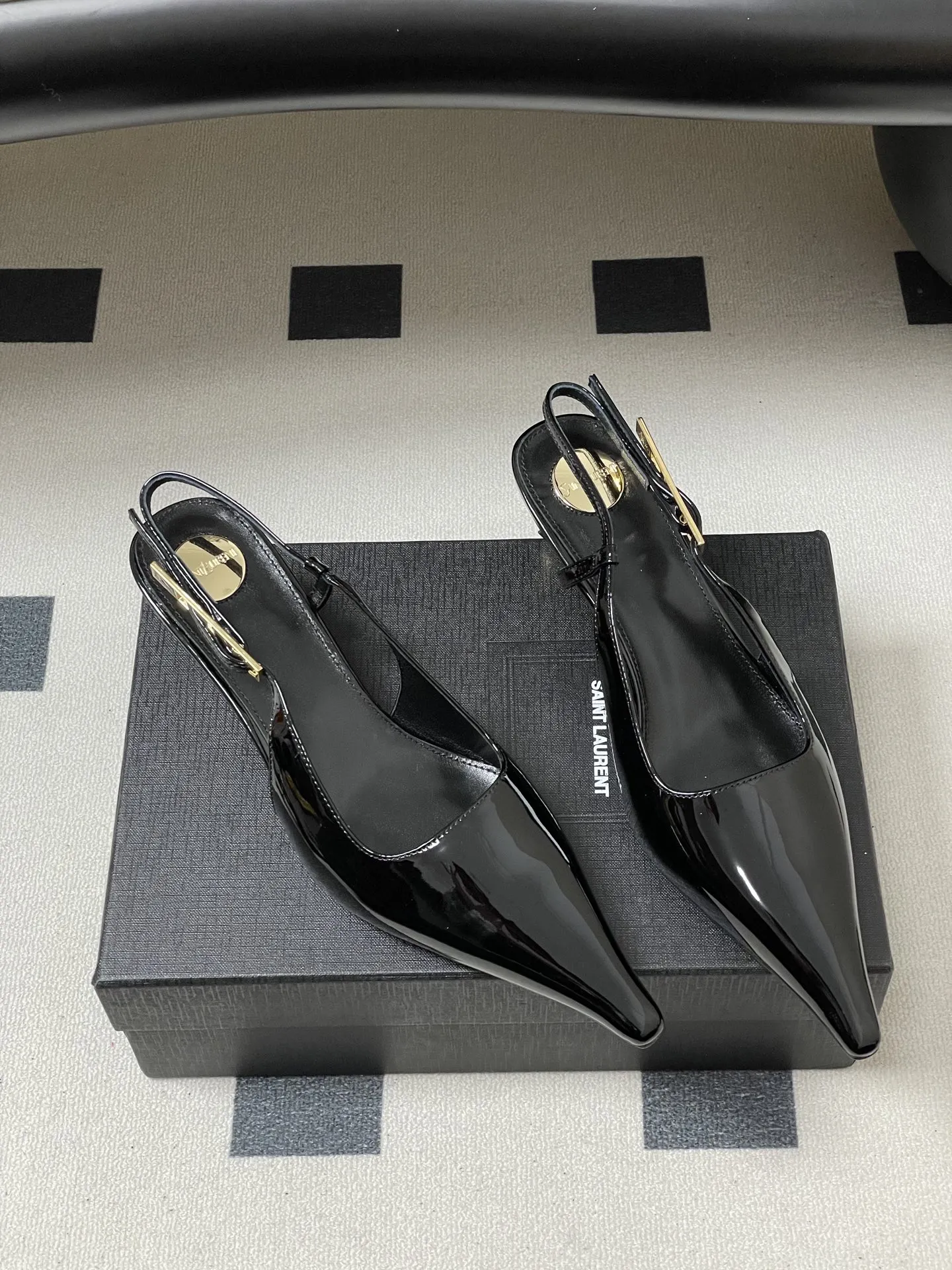 p290- Saint Laurent fw25 new arrival~ YSL圣罗兰2026春夏新款尖头小猫跟后空凉鞋亮面高跟鞋🆕异形金色跟凉鞋 整个鞋非常的简约大气~小尖头更加的精致时髦可以看到我们鞋子侧面是按照人体腿型设计出来的弧度~上脚非常秀气好看不挑人~拉长腿型~适合各种场合搭配~秋冬穿搭必备单品! 鞋面:牛漆皮 内里垫脚:羊皮 鞋底:意大利真皮大底 跟高:5.5cm 码数:35-39(40.41定做不退换)