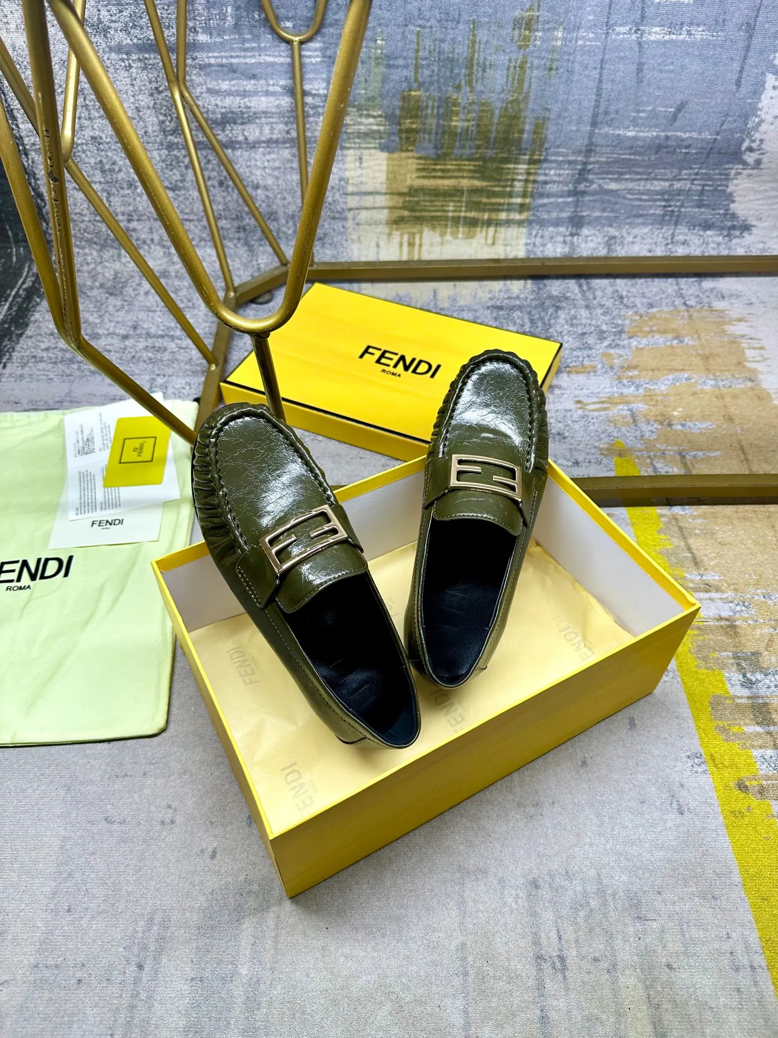 FENDI最新乐福鞋,鞋面饰有FF饰扣,超软皮料褶皱鞋头盖,柔韧环绕式造型,羊皮内里垫脚,35-42码,P220