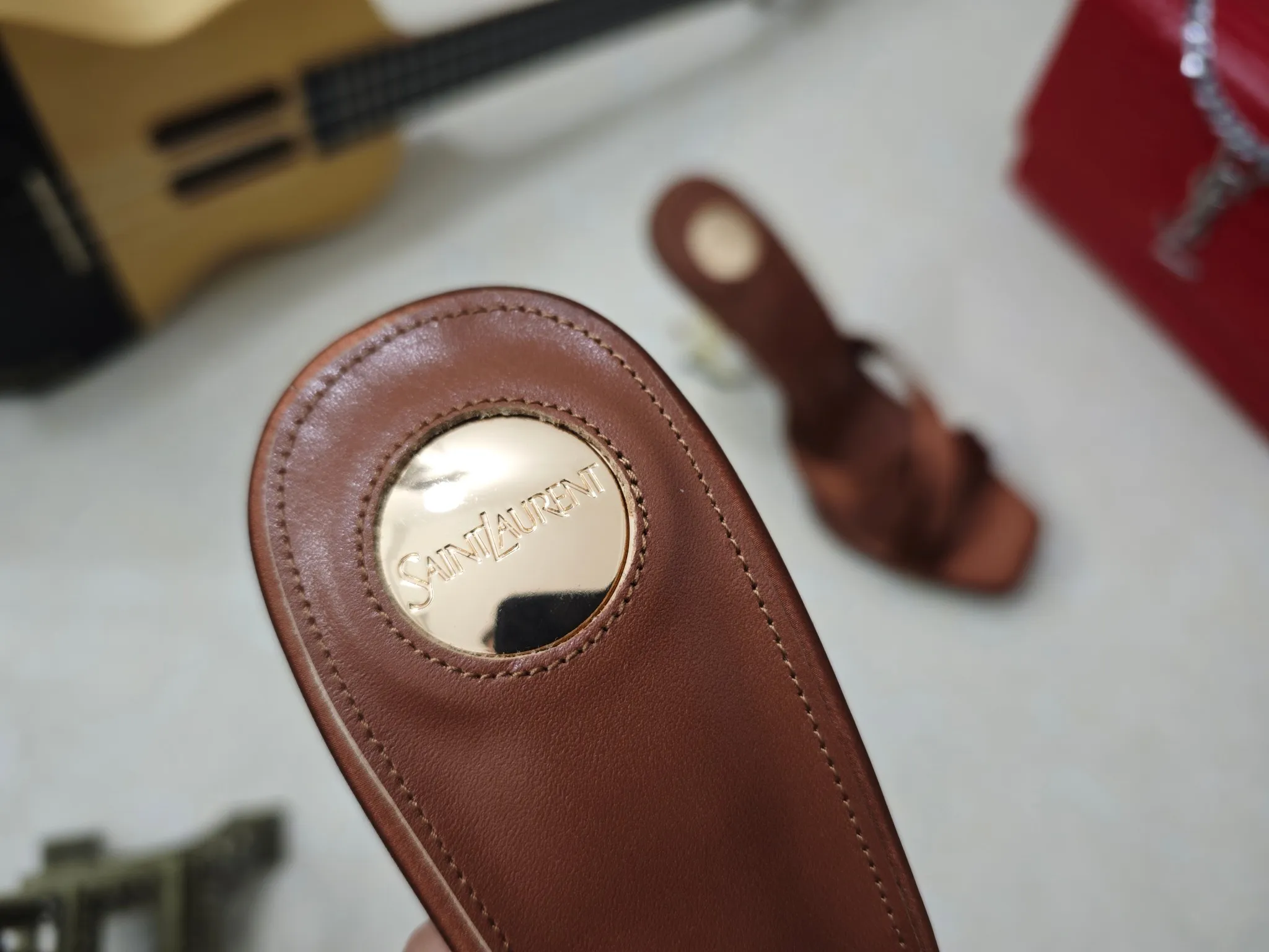 工厂价💰250【Saint Laurent】圣罗兰、高跟ysl字高跟鞋💃2025早春专柜同步最新款、YSL、装饰👠 经典上乘美艳力作 专柜最火秋冬系列 兼备气质 时尚 经典耐看的设计风格 😌上脚效果特别美〰️，材料采用🇮🇹意大利进口小黑牛，进口黑羊皮、内里、垫脚；绵羊皮、细跟高跟鞋，码数35-41码（34.41.42要定做，不退换）大底；进口真皮大底、配专柜全套包装