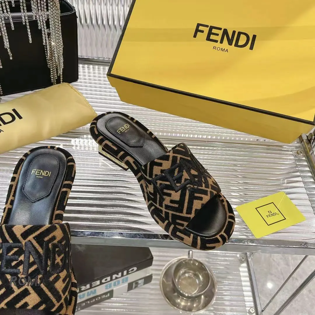 2025新款Fendi芬迪家的水台拖鞋全新上线,这波新品简直杀疯了💥每年必火的FF拖,今年又玩出新花样,新加入的水台设计,直接美到失语🤯。脚感舒适到不想脱,经典地位稳稳拿捏,不管是甜妹风、酷飒风,还是休闲风,它都能完美适配,时尚感狠狠拿捏住! 🪡面料用的是原版进口布料,搭配超精致的电绣工艺,内里是柔软亲肤的羊皮,真皮大底耐磨又有质感,每一处细节都在彰显高级。 🍬跟高:4.5cm 🍬尺码:35 - 41(41定做,不退不换) 🍬出厂价:220元,