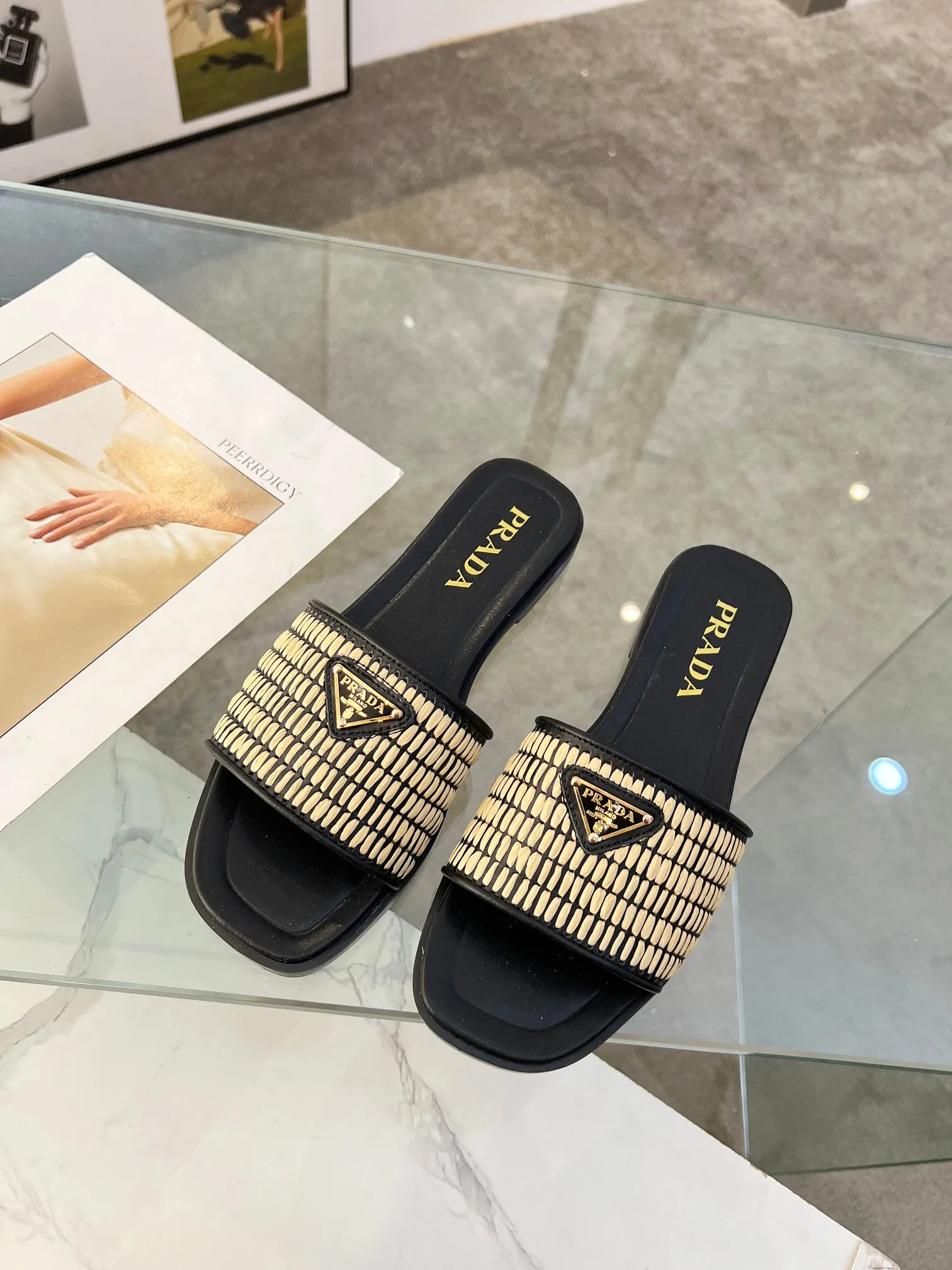 25ss普拉达🔥爆款抢先上。经典三角标系列。纯人工编制pp草，35-42码。橡胶底￥180。真皮底200