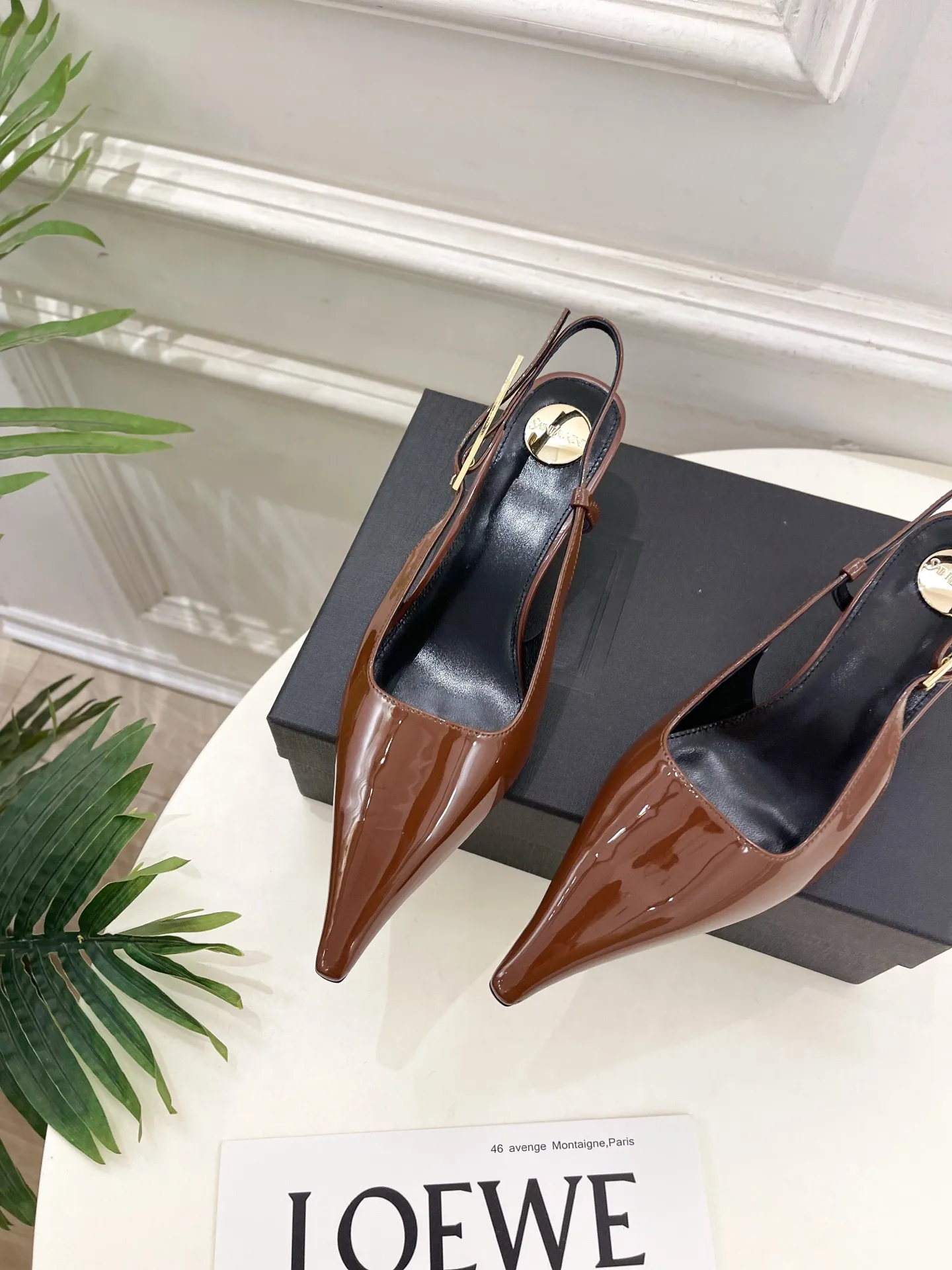 SAIN*LAURENT 圣罗兰 26𝐬𝐬 2026早春新品 尖方头后空凉鞋上新☑️ &mdash;&mdash;&mdash;&mdash;&mdash;&mdash;&mdash;&mdash;&mdash;&mdash;&mdash;&mdash;&mdash;&mdash; 顶级版‼️YSL超美的一款 恨天高 系列以全新的诠释方式首发！满满的高级感 ！时尚度爆棚～无论裙装 、裙装都随意搭配。 鞋面：高定制进口牛漆皮 内里：进口混种羊皮里 大底：意大利真皮大底 跟高：5cm 码数：35-39（40、41可定做） 价格：💰280