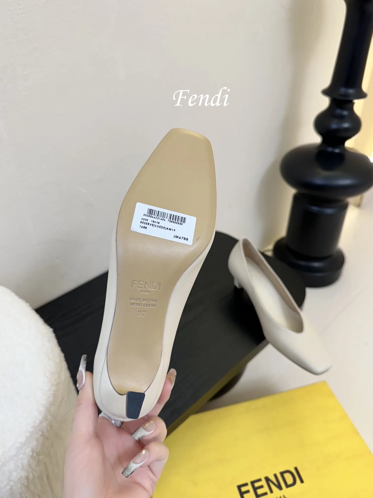 💰265 芬迪Fendi高跟鞋，小女人超闪blingbling白富美感觉来袭。 任何一款鞋履上脚，blingbling的超闪小女人就提现出来啦!穿着很舒适显脚的柔美线条不绷脚，颜色很艳丽没错啦!超显年轻的不分年龄均可穿着，上脚便是富家千金归来！！ 📒📒📒📒📒📒📒📒📒📒📒 当季新品，众所周知，Fendi鞋子永远设计为高级感满满的，高端大气上档次且百搭永不过时，时尚潮流追随的脚步却无法落下，每个小女子一生都必须拥有一双F家时装跟鞋。 💪💪💪💪💪💪💪💪💪💪💪 🔰面料：纳帕牛皮材质。 🔰大底采用高真原色意大利牛皮底，4,5cm高跟。 🔰内里和垫脚为意制混种绵羊皮。👠 🔰size：35/39（34 40 41 42订做）。 🔰颜色：官方多色系，正品所有颜色均可下单制作。