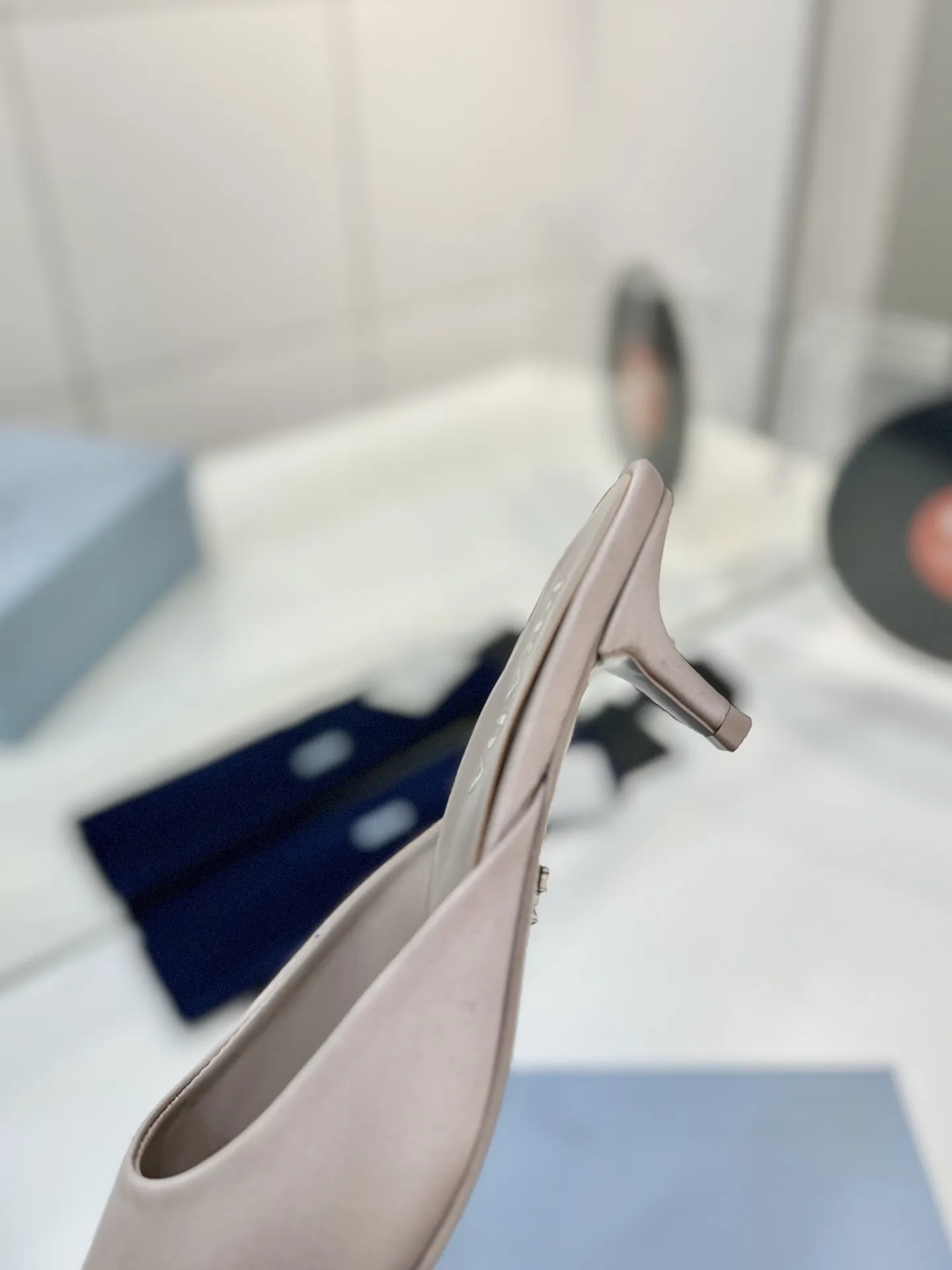 工厂价💰260🔥《普拉达真丝》 💫春夏专柜新品。可萌可甜的高跟拖鞋 性感而不失可爱！上脚绝美的T台走秀明星网红同款&hellip;&hellip; 清新风带点贵气的感觉，上脚非常完美。HK原版购入，1:1完美复刻，无论是材料还是所有细节，都必须跟ZP一模一样。 ✅面料：进口真丝 ✅内里：进口羊皮内里 ✅底厚：真皮鞋底 ✅码数：35-41（41定制不退不换）