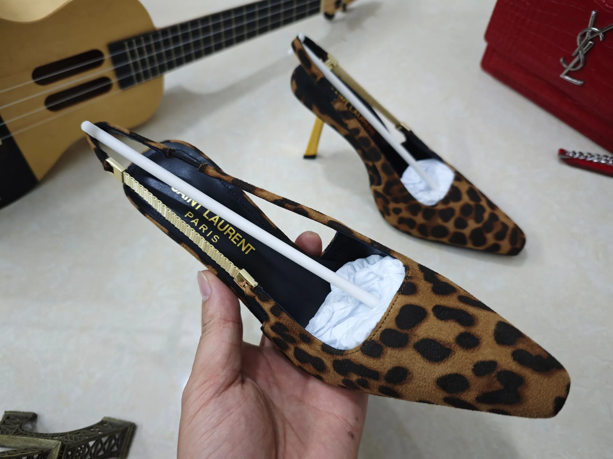 工厂价💰280【Saint Laurent】圣罗兰、高跟ysl字凉鞋💃2024早秋专柜同步最新款、YSL、装饰👠 经典上乘美艳力作 专柜最火春夏系列 兼备气质 时尚 经典耐看的设计风格 😌上脚效果特别美〰️，材料采用🇮🇹意大利进口小黑牛，进口黑漆皮、内里、垫脚；绵羊皮、细跟凉鞋，码数35-41码（34.41.42要定做，不退换）大底；进口真皮大底、配专柜全套包装