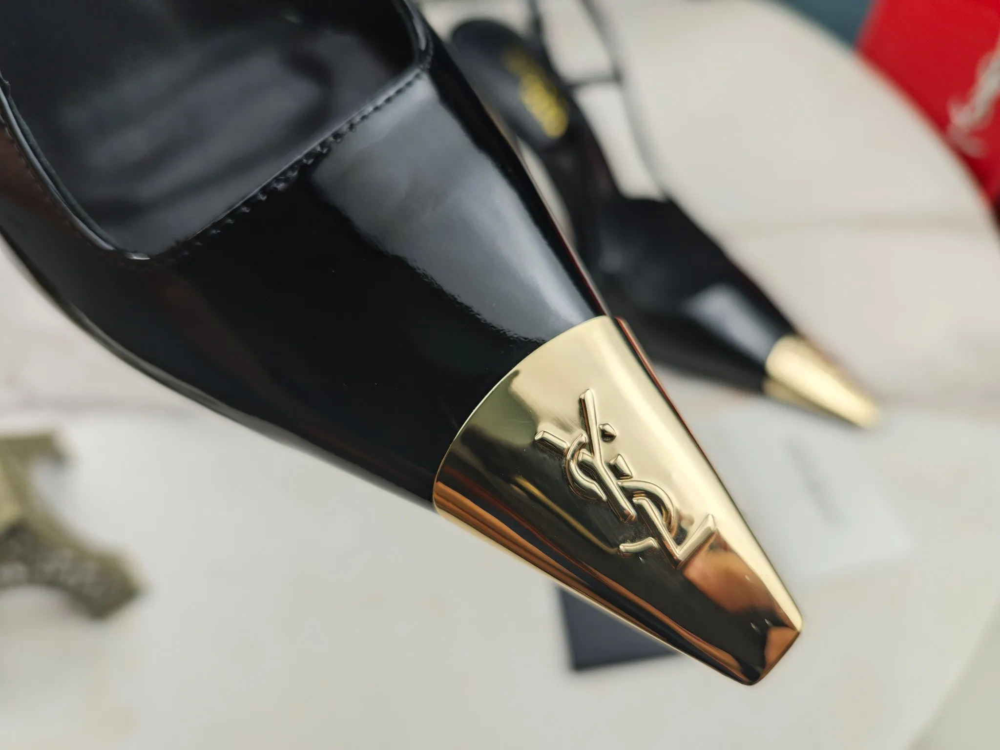 工厂价💰260【Saint Laurent】圣罗兰、高跟ysl字凉鞋💃2024早秋专柜同步最新款、YSL、装饰👠 经典上乘美艳力作 专柜最火春夏系列 兼备气质 时尚 经典耐看的设计风格 😌上脚效果特别美〰️,材料采用🇮🇹意大利进口小黑牛,进口黑漆皮、内里、垫脚;绵羊皮、细跟凉鞋,码数35-41码(34.41.42要定做,不退换)大底;进口真皮大底、配专柜全套包装