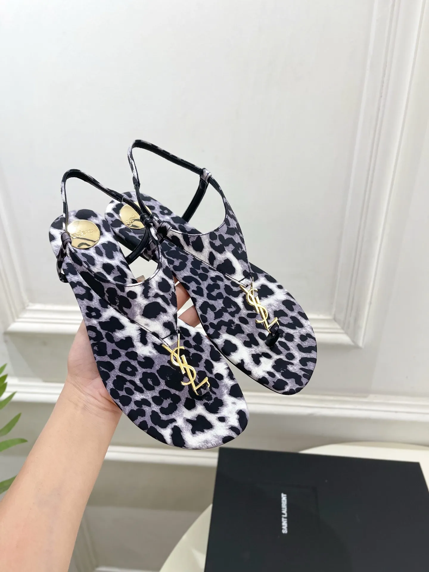 SAIN*LAURENT 圣罗兰 2025早春新品 YSL 夹脚凉鞋上新☑️ &mdash;&mdash;&mdash;&mdash;&mdash;&mdash;&mdash;&mdash;&mdash;&mdash;&mdash;&mdash;&mdash;&mdash; 顶级版‼️YSL超美的一款 以全新的诠释方式首发！极简主义风格 设计超级修饰腿型 复古时髦风格 随意搭配都好看！ 鞋面：原版定制布料 内里：进口混种羊皮 大底：意大利真皮大底 跟高：平底 码数：35-39（34、40可定做） 价格：💰250