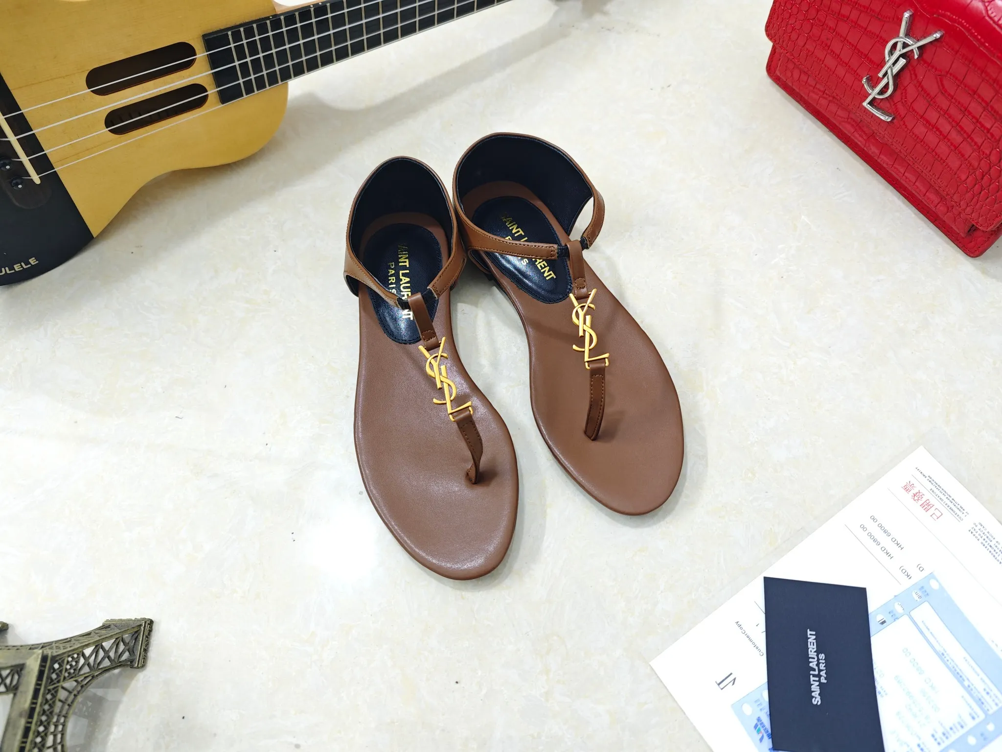 💰240【Saint Laurent】圣罗兰、平板夹脚凉鞋💃2025早春专柜同步最新款、YSL、Logo字母钻扣装饰👠 经典上乘美艳力作 专柜最火春夏系列 兼备气质 时尚 经典耐看的设计风格 😌上脚效果特别美〰️饰扣金色扣，材料采用🇮🇹意大利进口小黑牛，黑漆皮，卡其色经典工艺，、内里、垫脚；绵羊皮、 码数34-41码（34.41./42要定做，不退换）大底；进口真皮大底、配专柜全套包装
