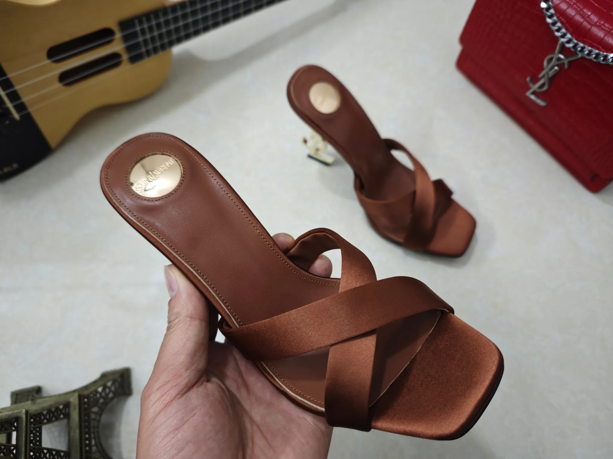 工厂价💰250【Saint Laurent】圣罗兰、高跟ysl字高跟鞋💃2025早春专柜同步最新款、YSL、装饰👠 经典上乘美艳力作 专柜最火秋冬系列 兼备气质 时尚 经典耐看的设计风格 😌上脚效果特别美〰️，材料采用🇮🇹意大利进口小黑牛，进口黑羊皮、内里、垫脚；绵羊皮、细跟高跟鞋，码数35-41码（34.41.42要定做，不退换）大底；进口真皮大底、配专柜全套包装