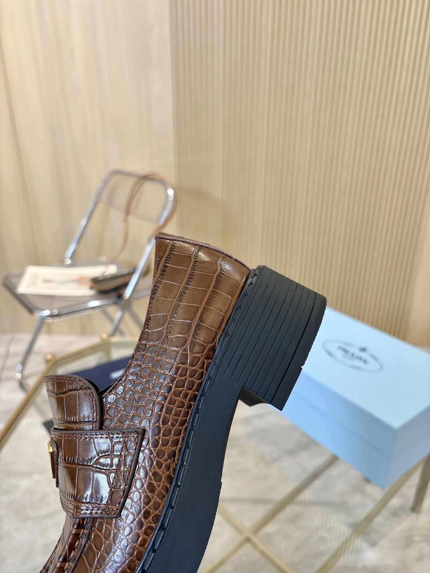 Prad顶级版本! 精品品质✅已认证💯 经典爆款prada普拉达最高版本1:1复刻。 春秋四季乐福德比鞋,经典银黑三角标, 搭配鞋面Logo微标细节,4.5cm跟高, 上脚舒适瘦腿, 引领时尚的小姐姐网红们最爱。 颜色:黑色,白色,黑/白, 鳄鱼纹,豹纹,咖啡色 包装:配专柜合格证,卡片, 纯棉布袋包装出货。 女款:34-41(34.40.41 须订做) 男款:39-46(39.45.46须订做) P S:女款240(男款加20)鳄鱼纹,马毛加10