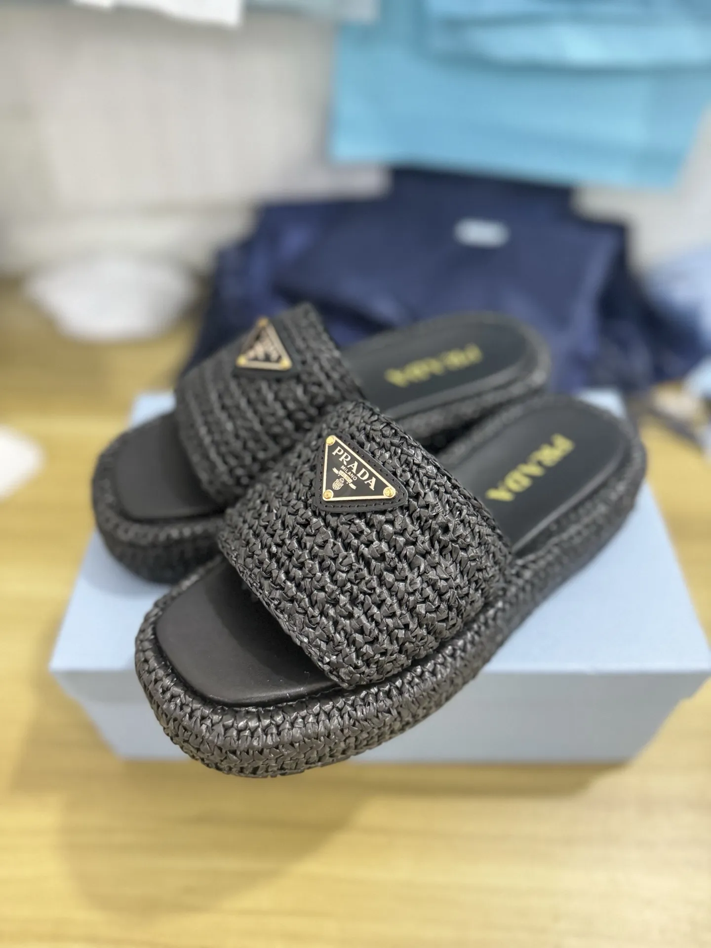 出厂价💰230🔥普拉达新款编织鞋草编凉拖鞋! 今年流行的草编系列,懒人必备拖鞋上脚是如此的好看了,这款纯手工编织的太爱了 编织拖鞋 进入炎热仲夏,更想袒露心迹,“若隐若现”的草编包、草编鞋🔥火上街头,满载夏日风采。穿上它,从心情上给自己“降降温”!夏日的到来,闷热的天气让人总是穿不住包覆整个脚的包鞋,但拖鞋、凉鞋又非常挑场合,因此这时候正适合来一双草编拖鞋。复古带着时尚、又不失随性感,脚一踩就能出门,透气材质加上草编的凉感,脚感温度感觉仿佛降了一度,完全就是夏日的懒人时尚配件。 ✅鞋面:原版纯手工编织 ✅鞋垫:透气羊皮 ✅鞋底:树纹组合/防滑橡胶底 ✅码数:35-42